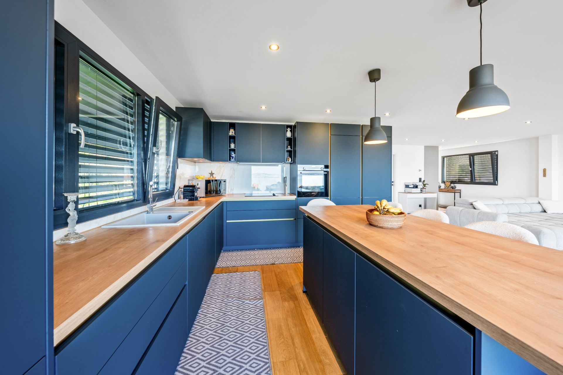 house 6 Rooms for sale on LUGRIN (74500)