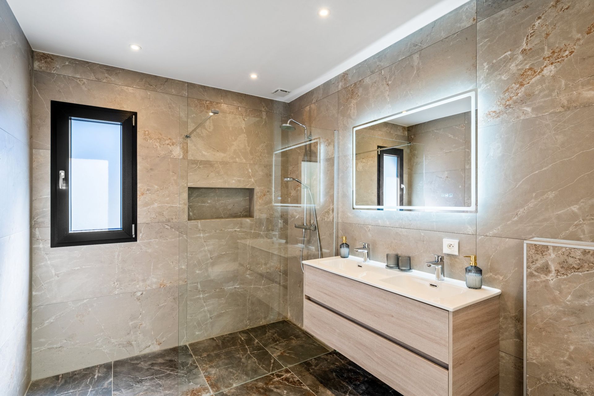 house 6 Rooms for sale on LUGRIN (74500)