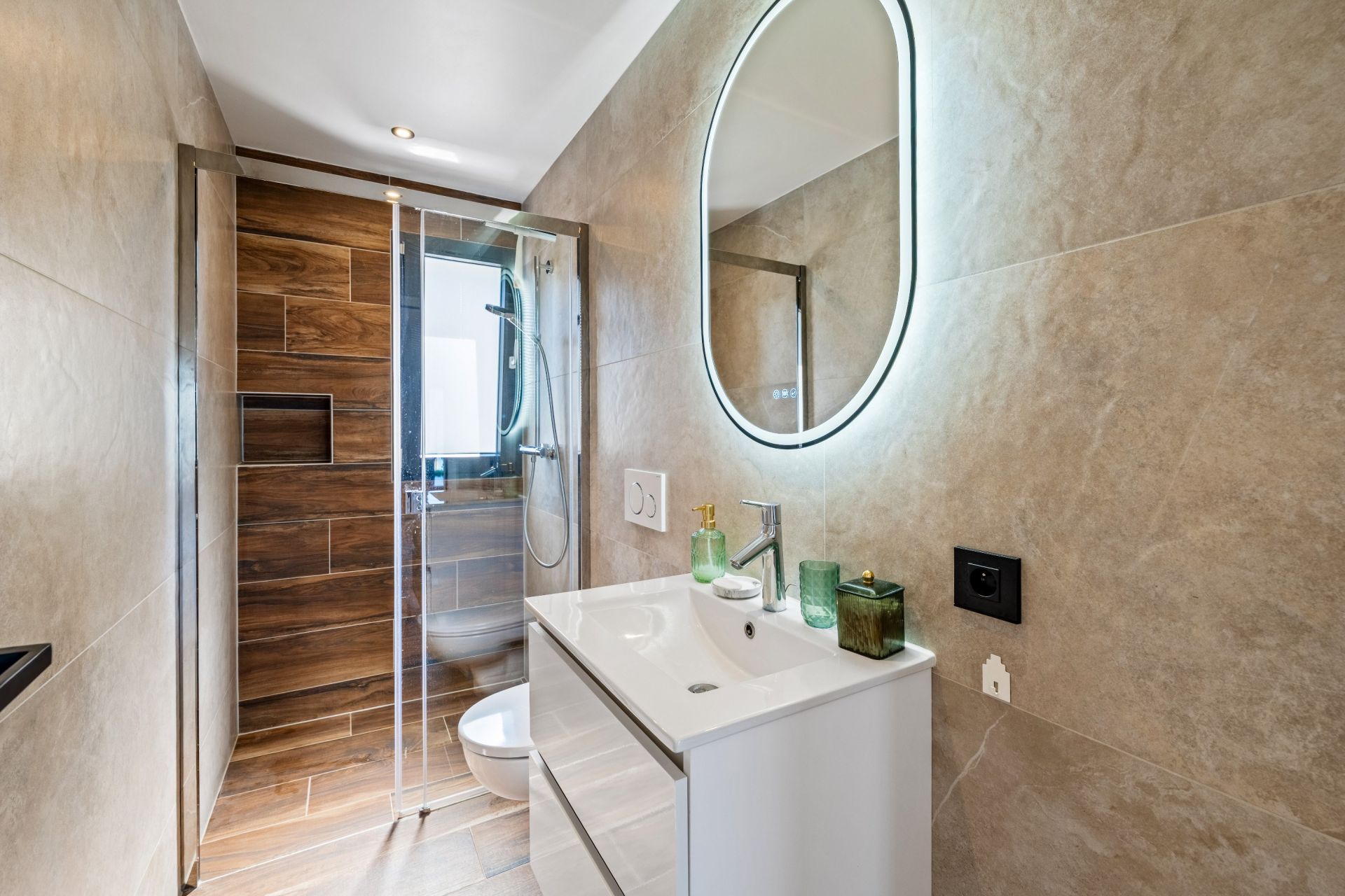 house 6 Rooms for sale on LUGRIN (74500)