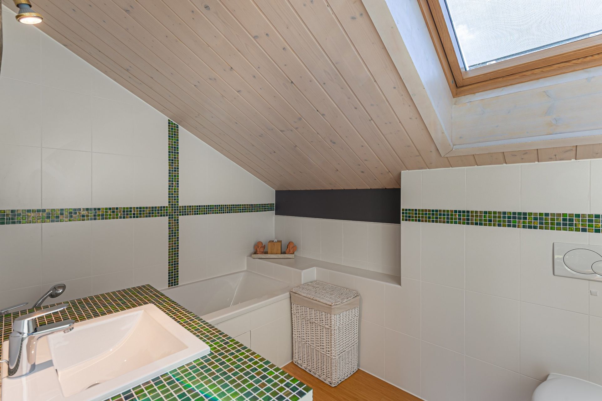 contemporary house 6 Rooms for sale on CHENS SUR LEMAN (74140)