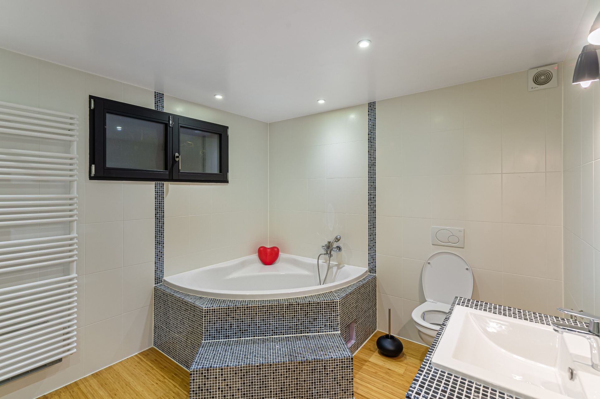 contemporary house 6 Rooms for sale on CHENS SUR LEMAN (74140)