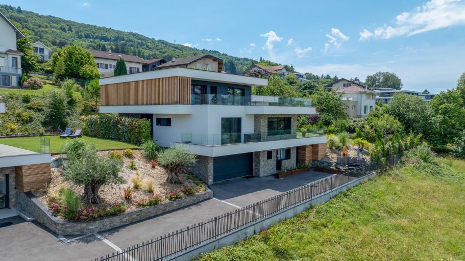 house 7 Rooms for sale on NEUVECELLE (74500)