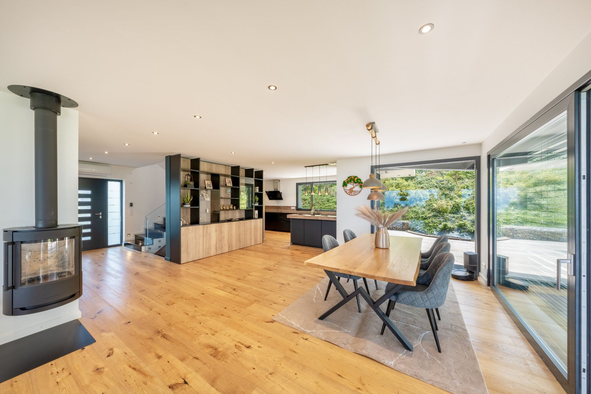 house 7 Rooms for sale on NEUVECELLE (74500)
