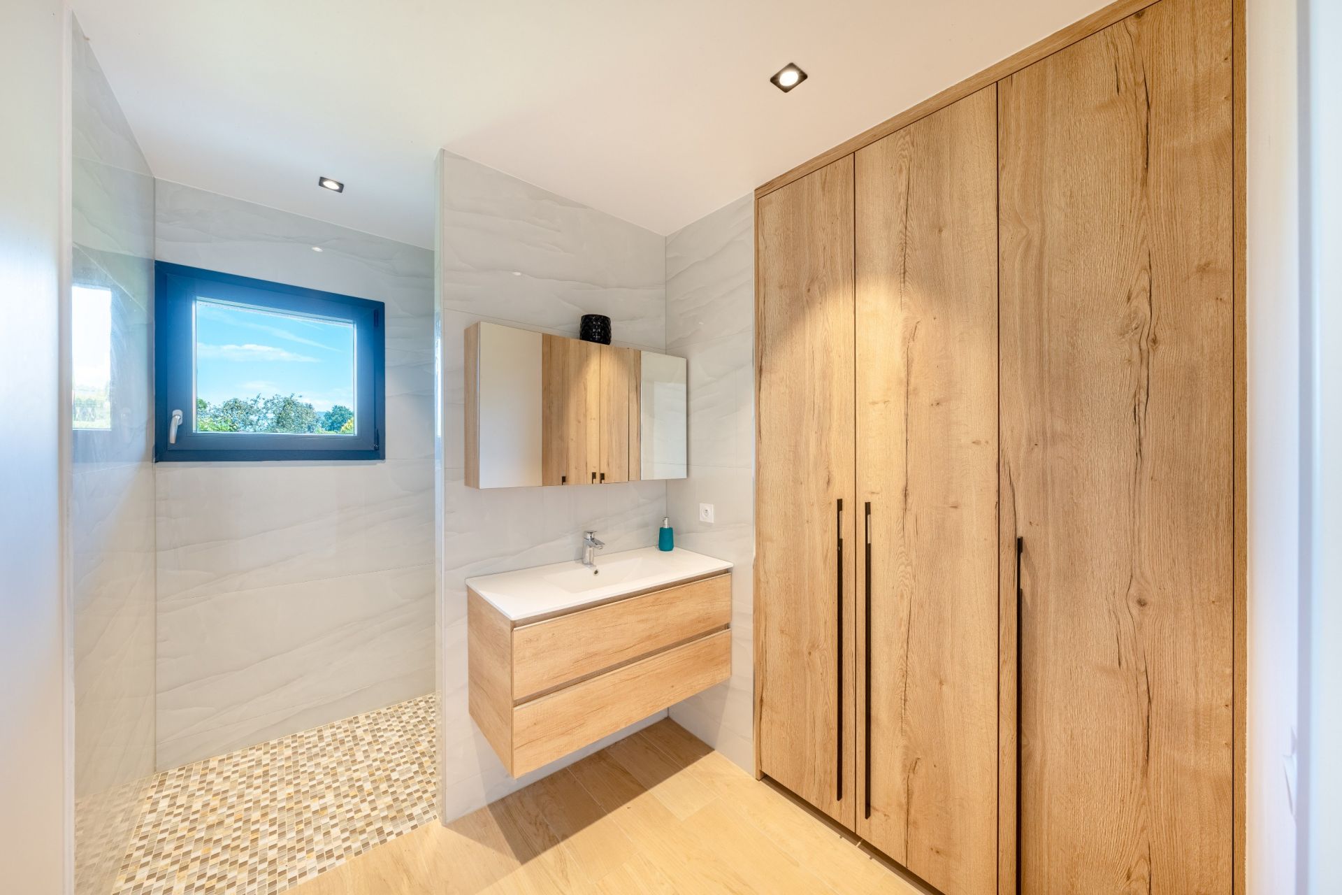 house 7 Rooms for sale on NEUVECELLE (74500)