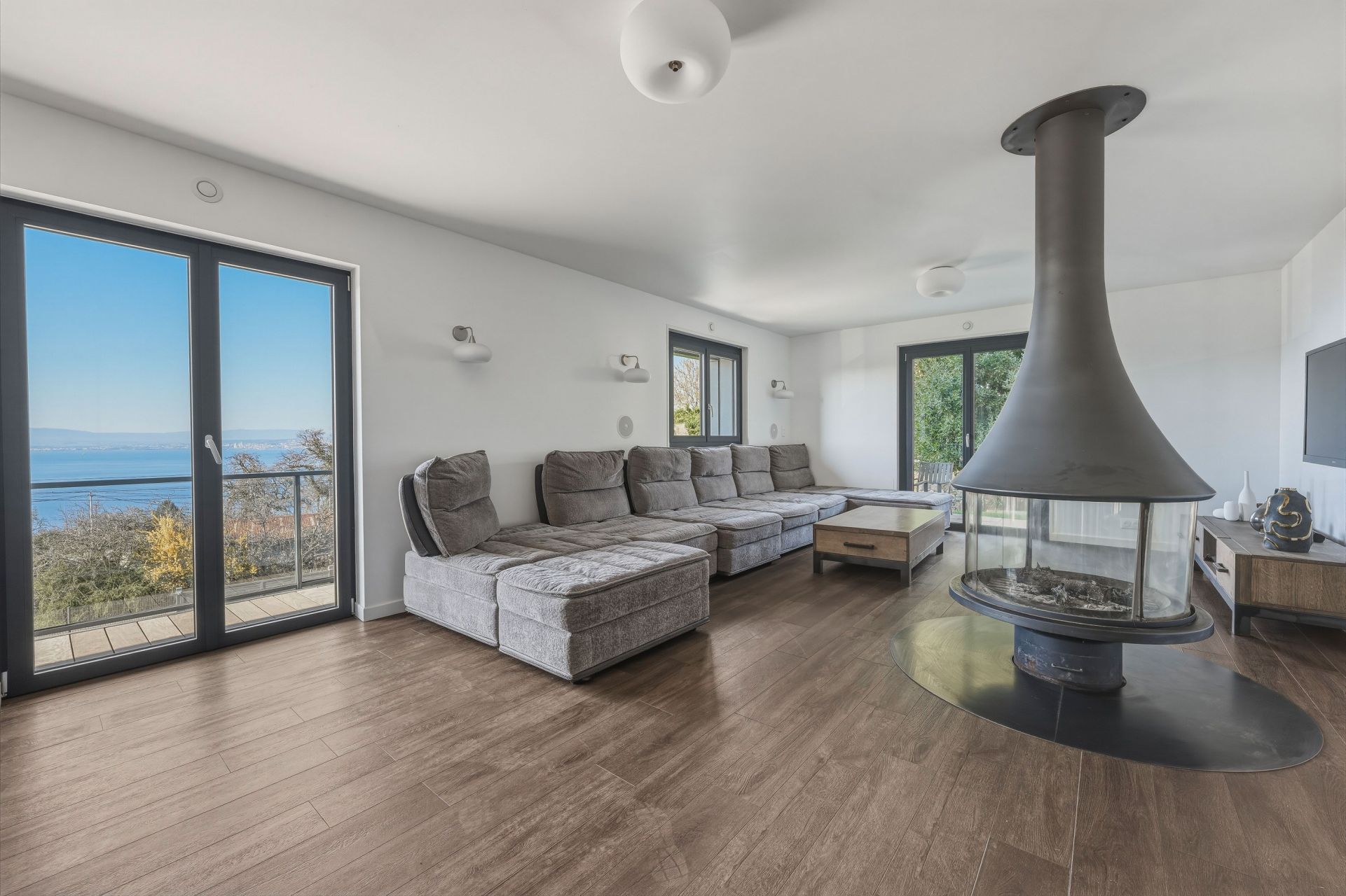 house 7 Rooms for sale on LUGRIN (74500)