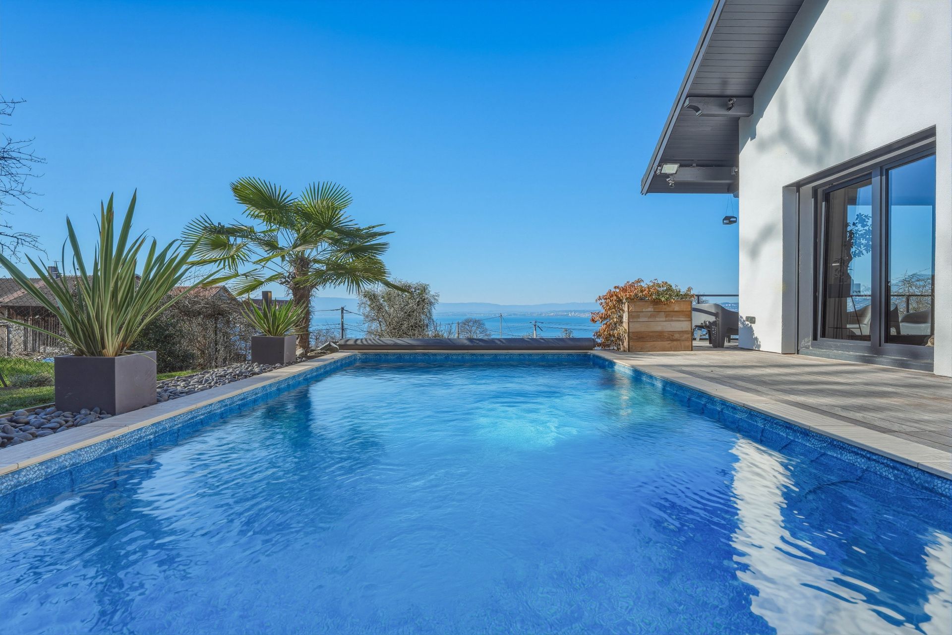 house 7 Rooms for sale on LUGRIN (74500)