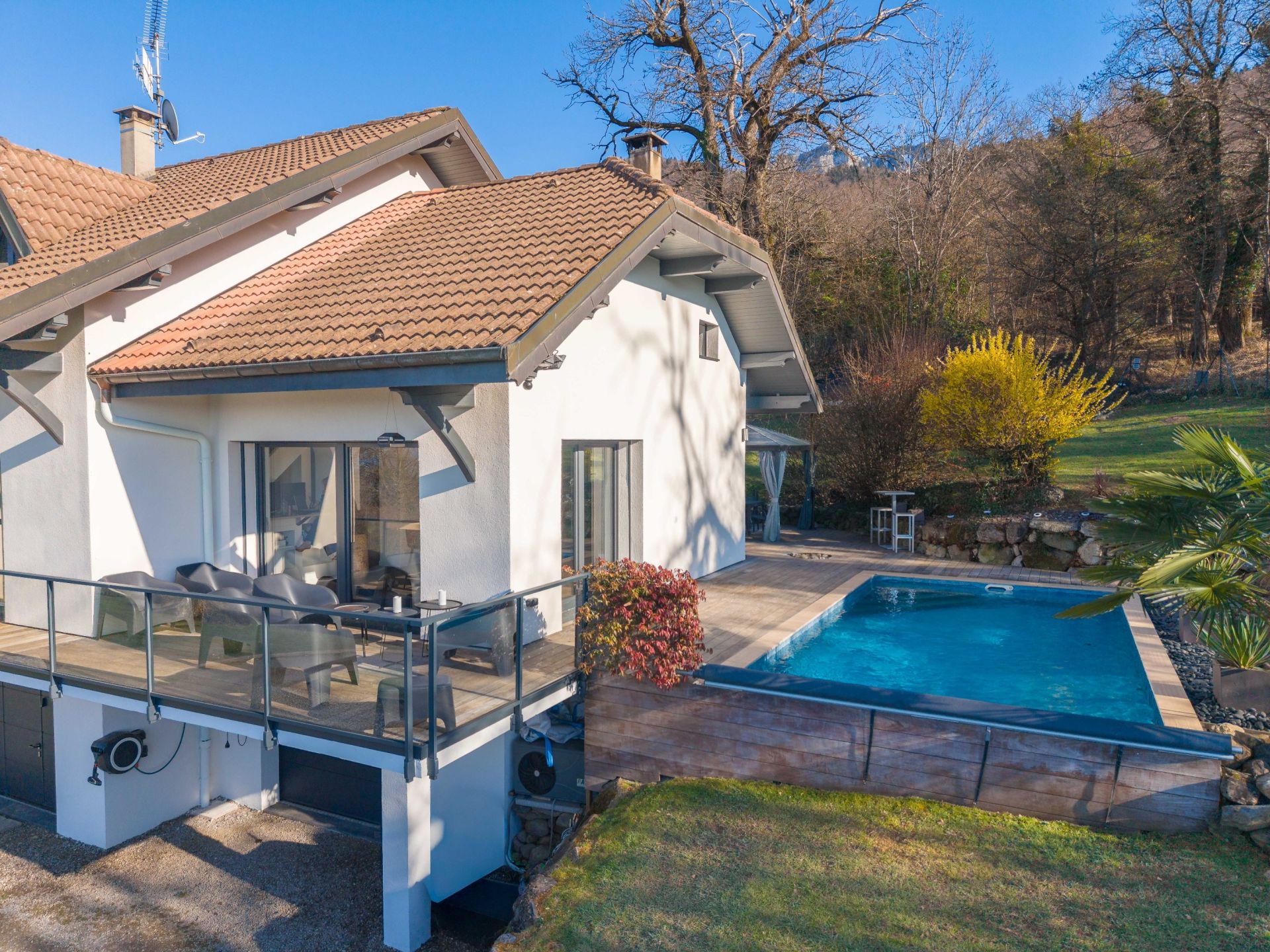 house 7 Rooms for sale on LUGRIN (74500)