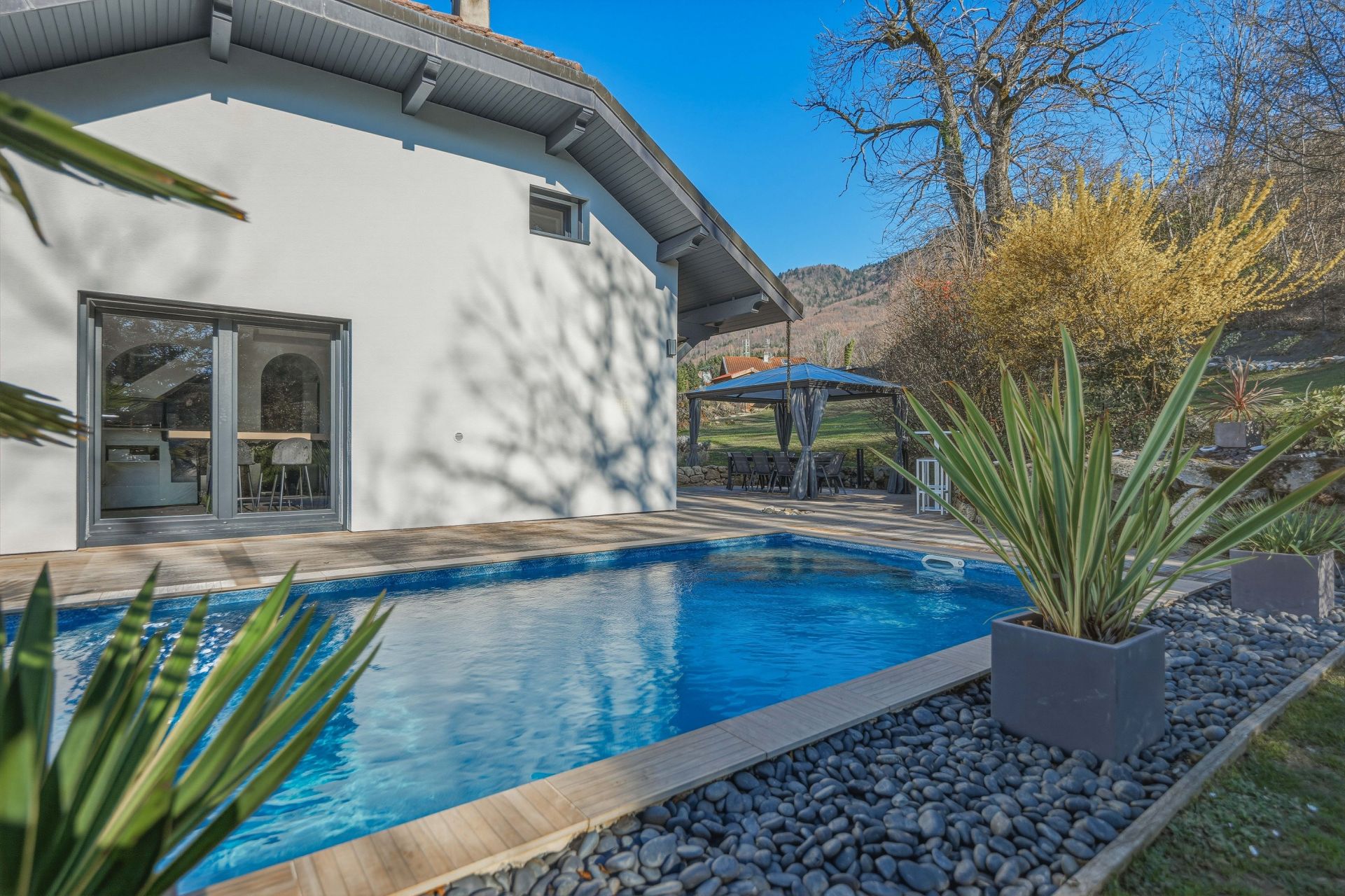 house 7 Rooms for sale on LUGRIN (74500)
