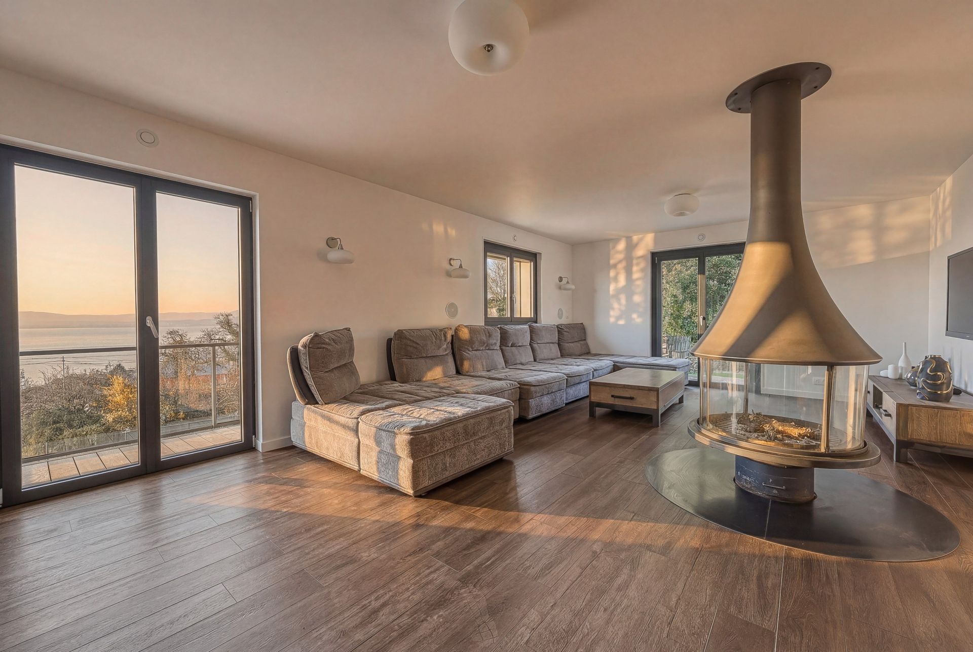 house 7 Rooms for sale on LUGRIN (74500)