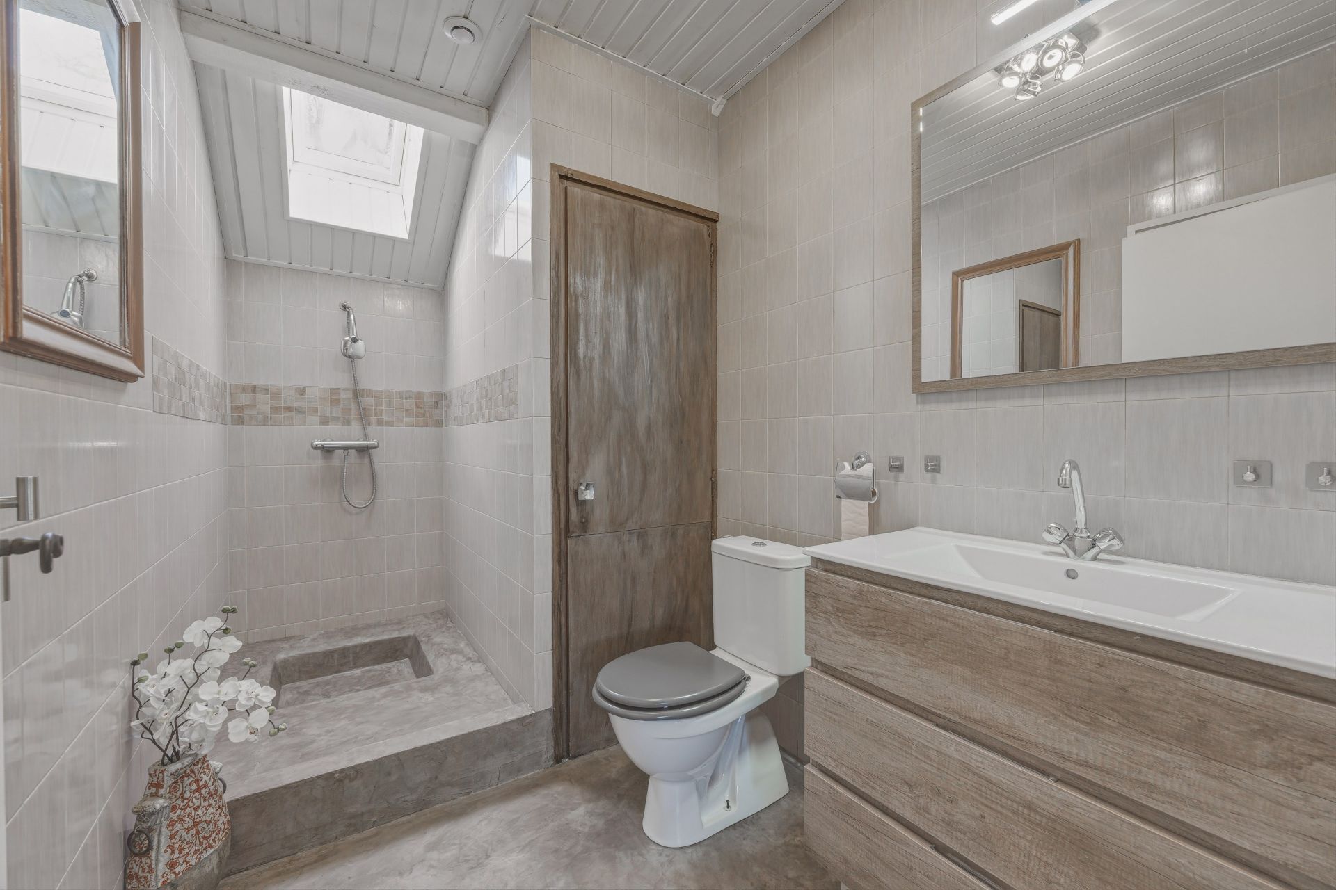house 7 Rooms for sale on LUGRIN (74500)
