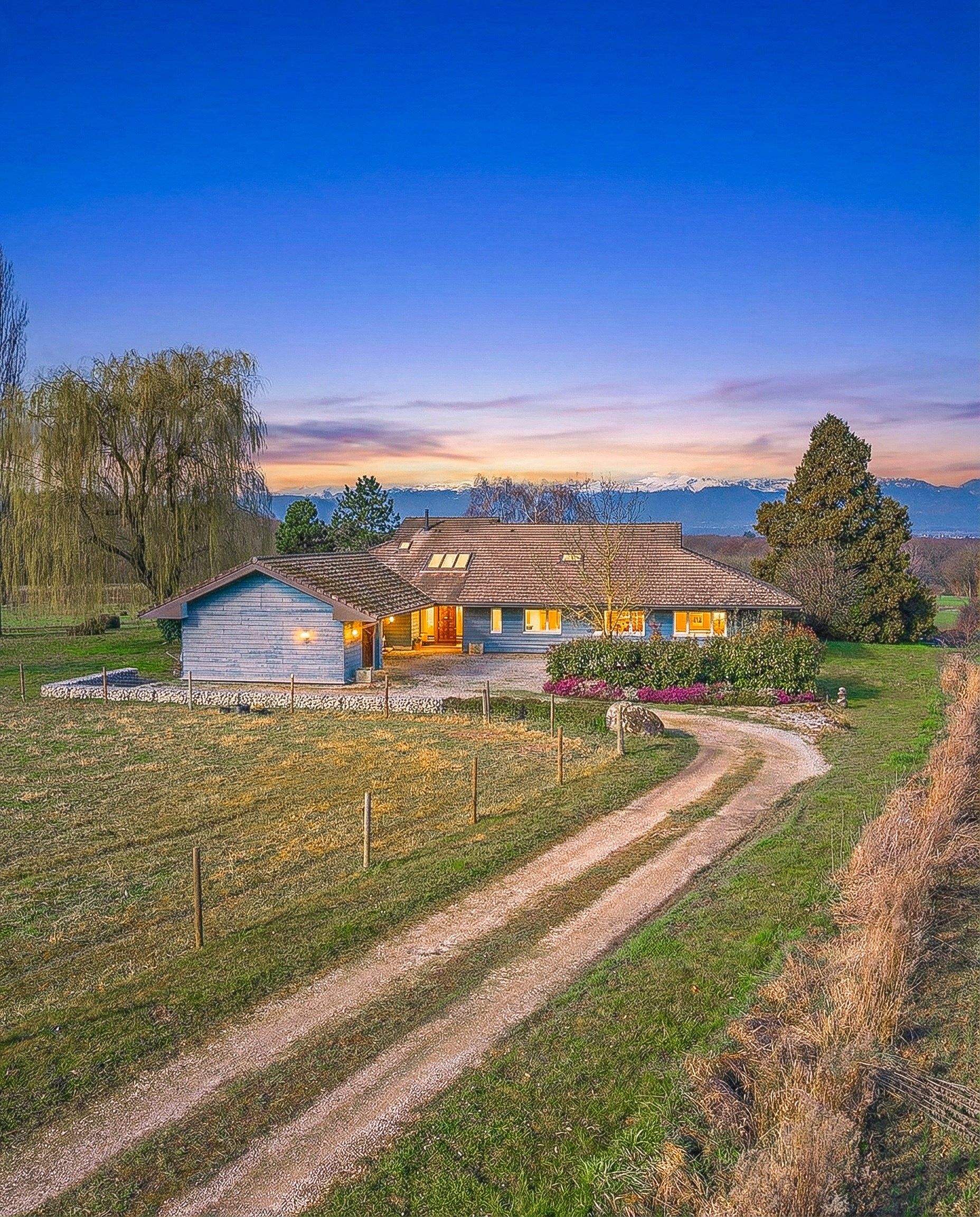 house 9 Rooms for sale on LOISIN (74140)