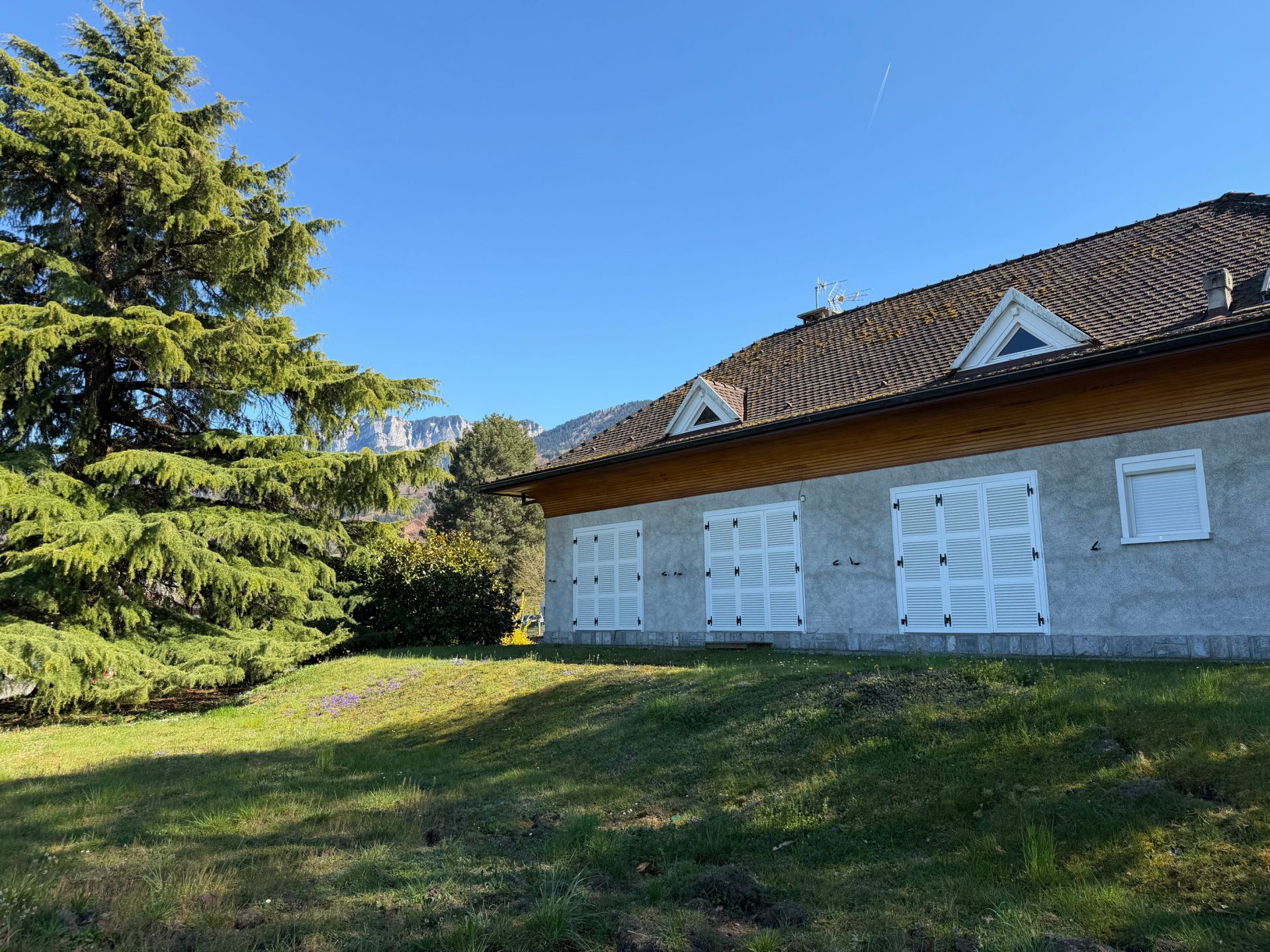 house 9 Rooms for sale on LUGRIN (74500)