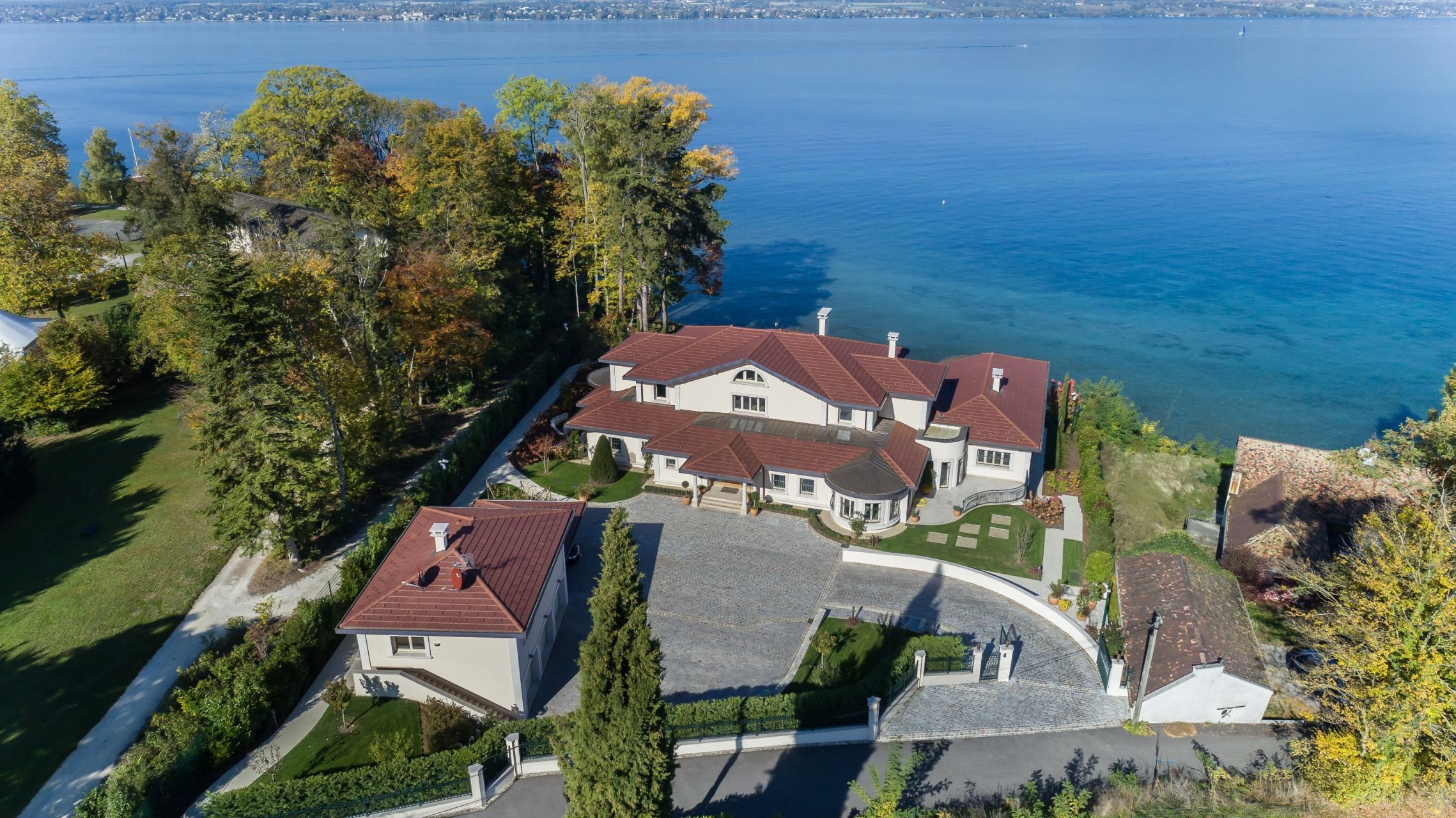 propriété 14 Pièces en vente sur CHENS SUR LEMAN (74140)