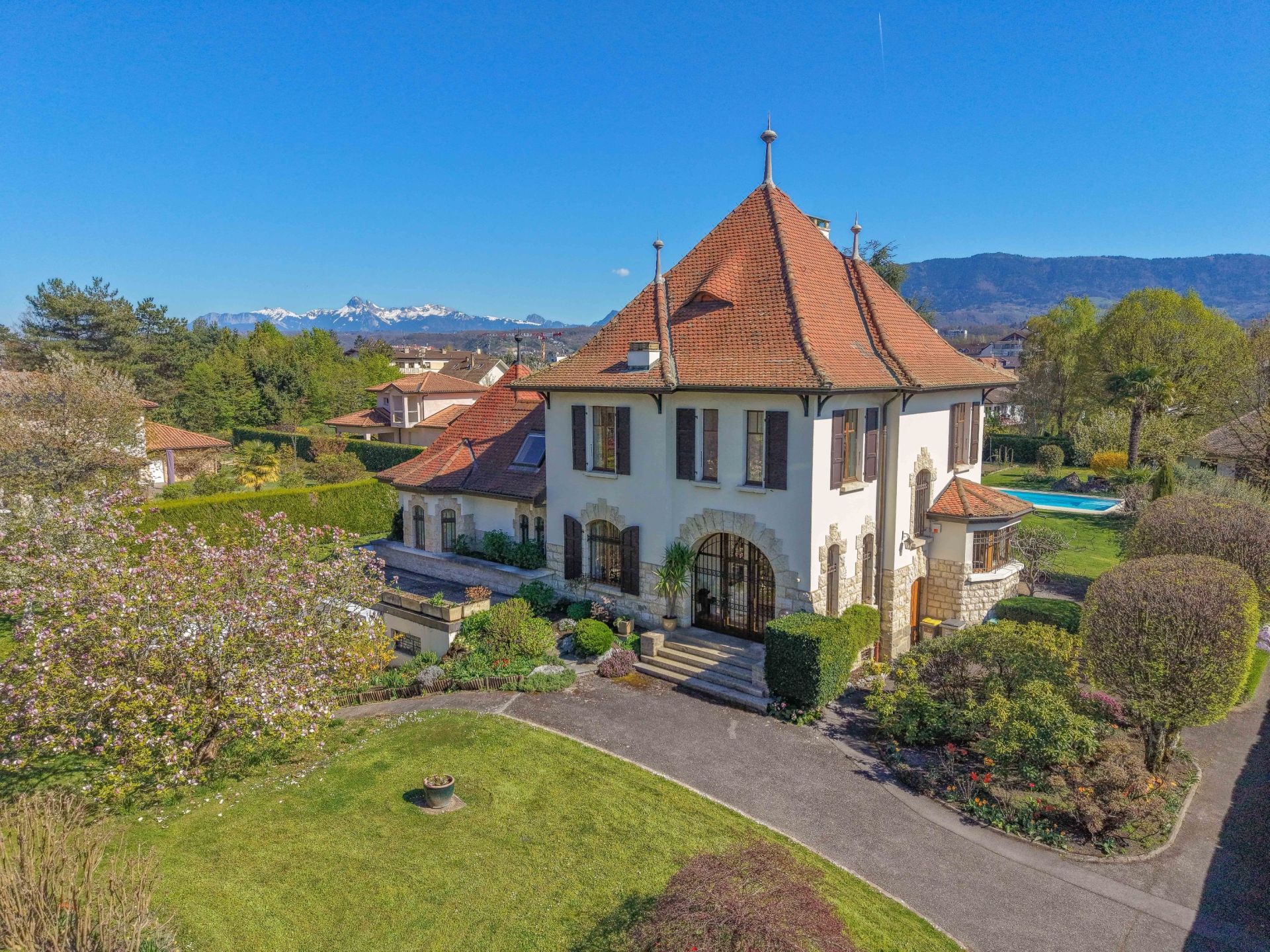 house 9 Rooms for sale on THONON LES BAINS (74200)