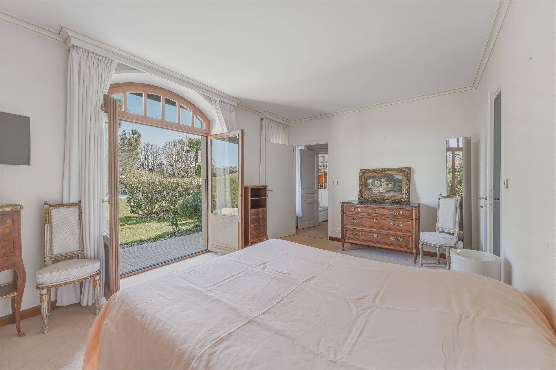 house 9 Rooms for sale on THONON LES BAINS (74200)