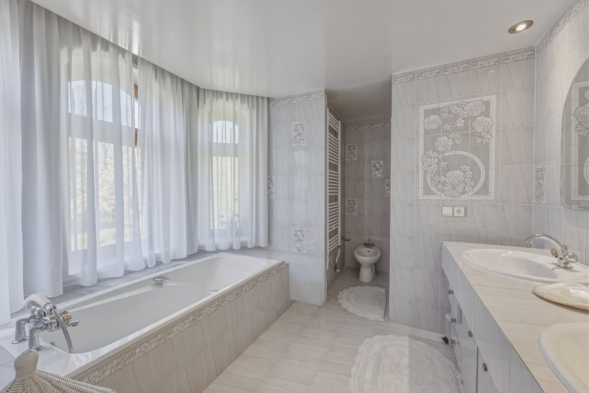 house 9 Rooms for sale on THONON LES BAINS (74200)