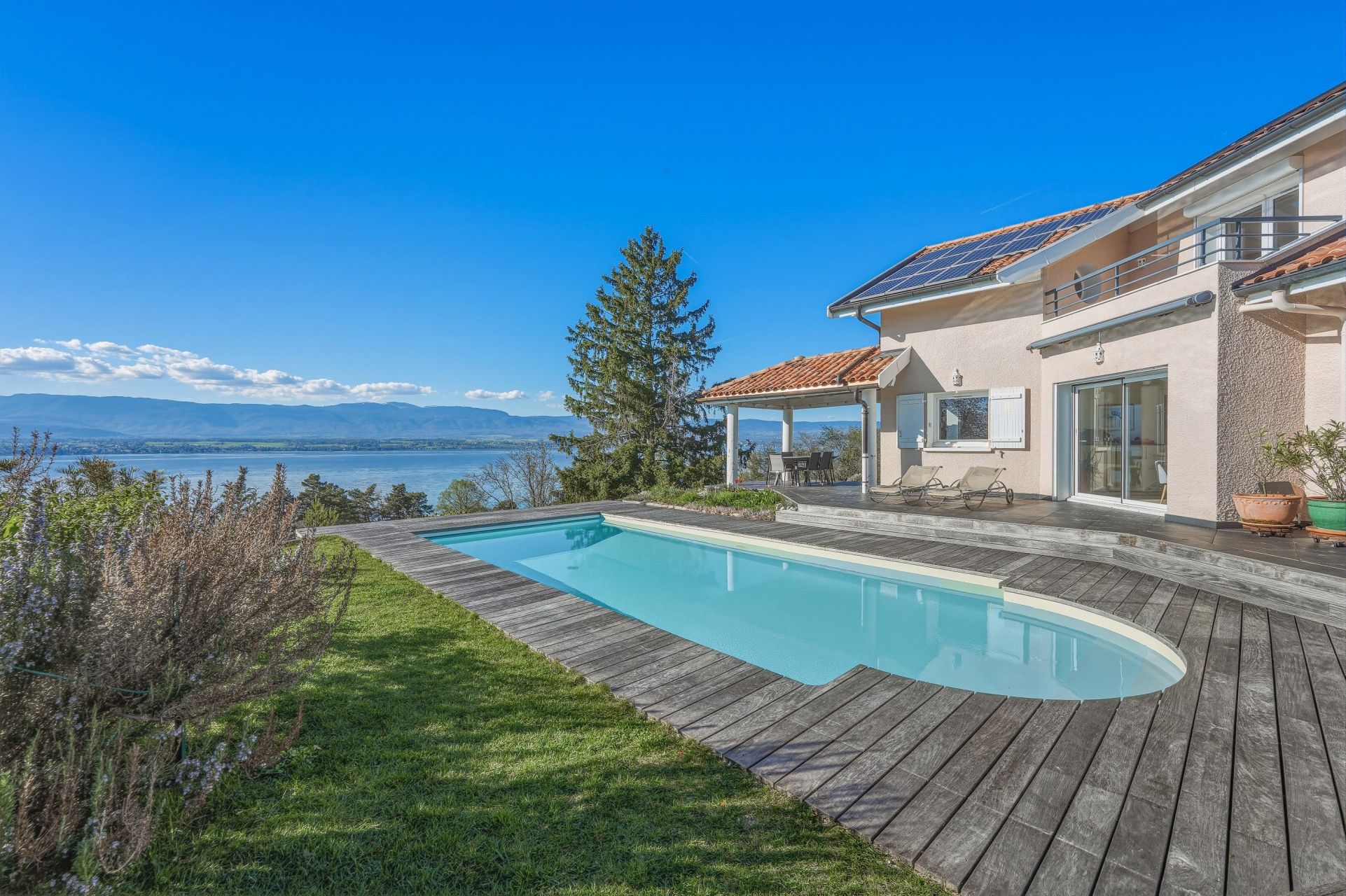 villa 8 Rooms for sale on CHENS SUR LEMAN (74140)