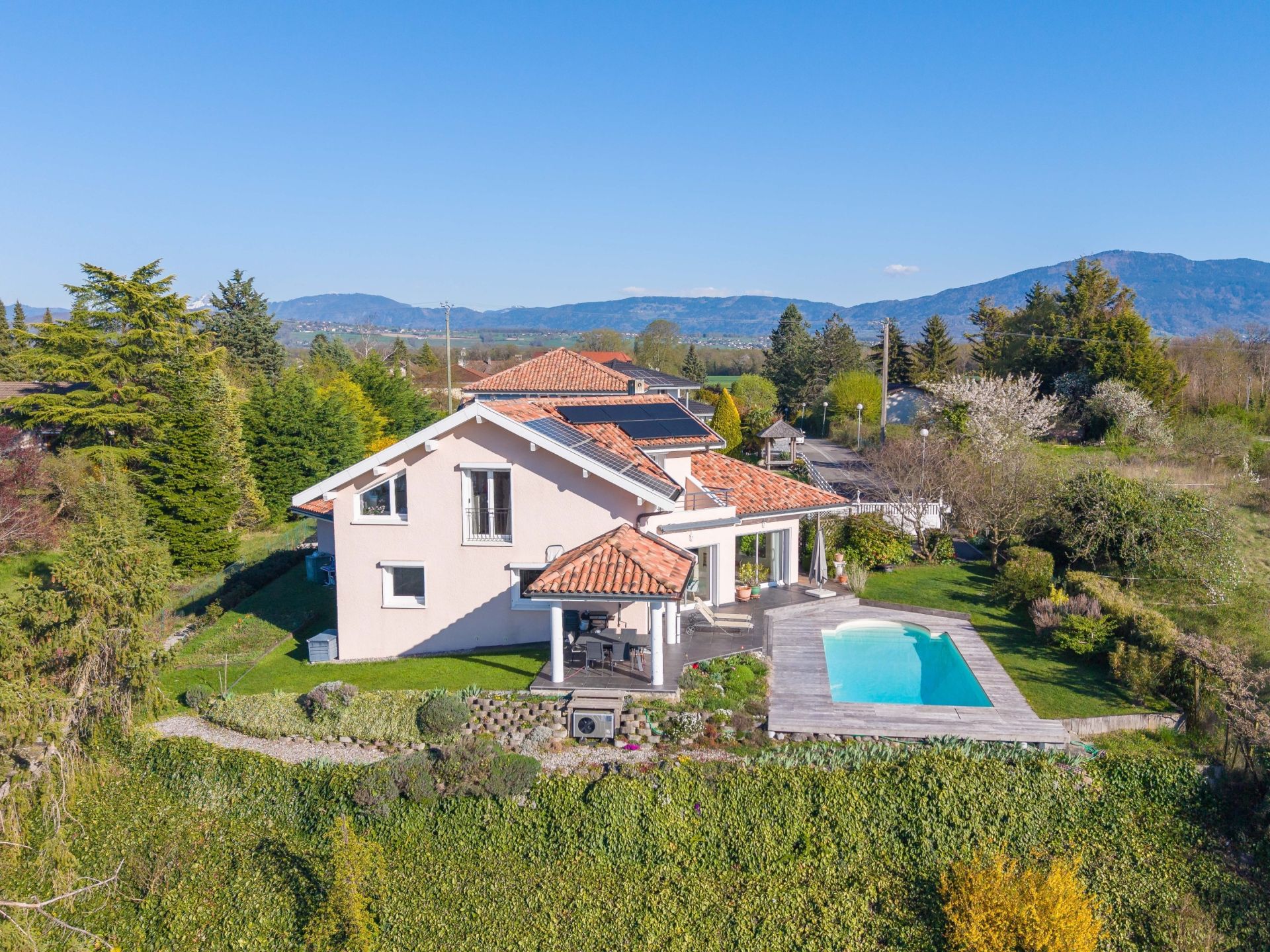 villa 8 Rooms for sale on CHENS SUR LEMAN (74140)