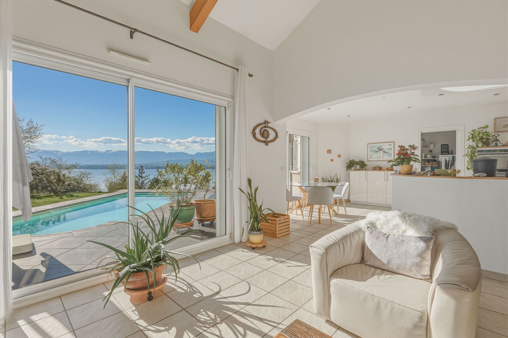 villa 8 Rooms for sale on CHENS SUR LEMAN (74140)