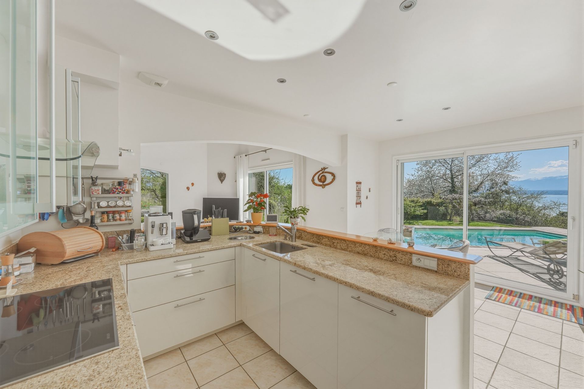 villa 8 Rooms for sale on CHENS SUR LEMAN (74140)