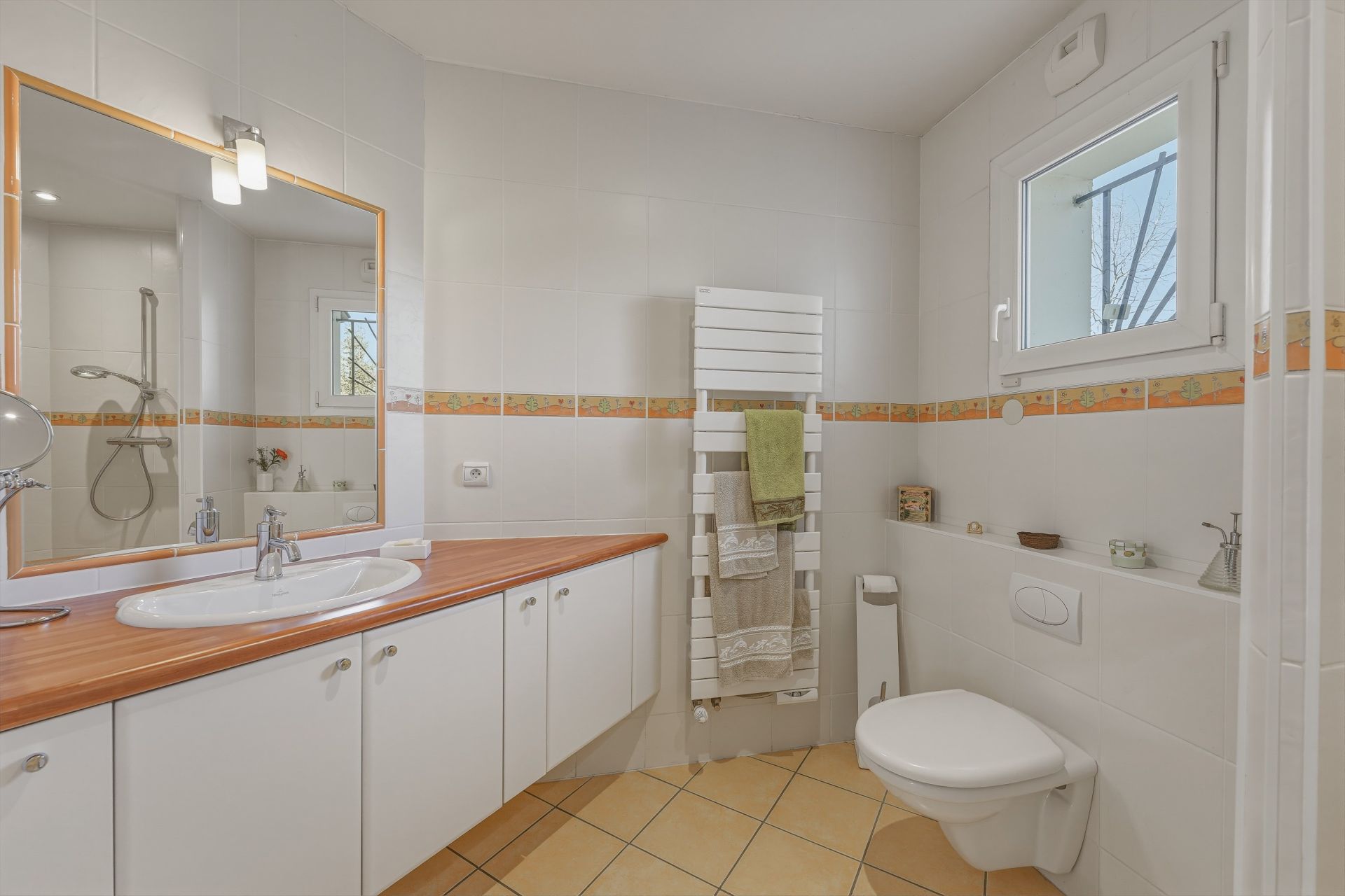 villa 8 Rooms for sale on CHENS SUR LEMAN (74140)