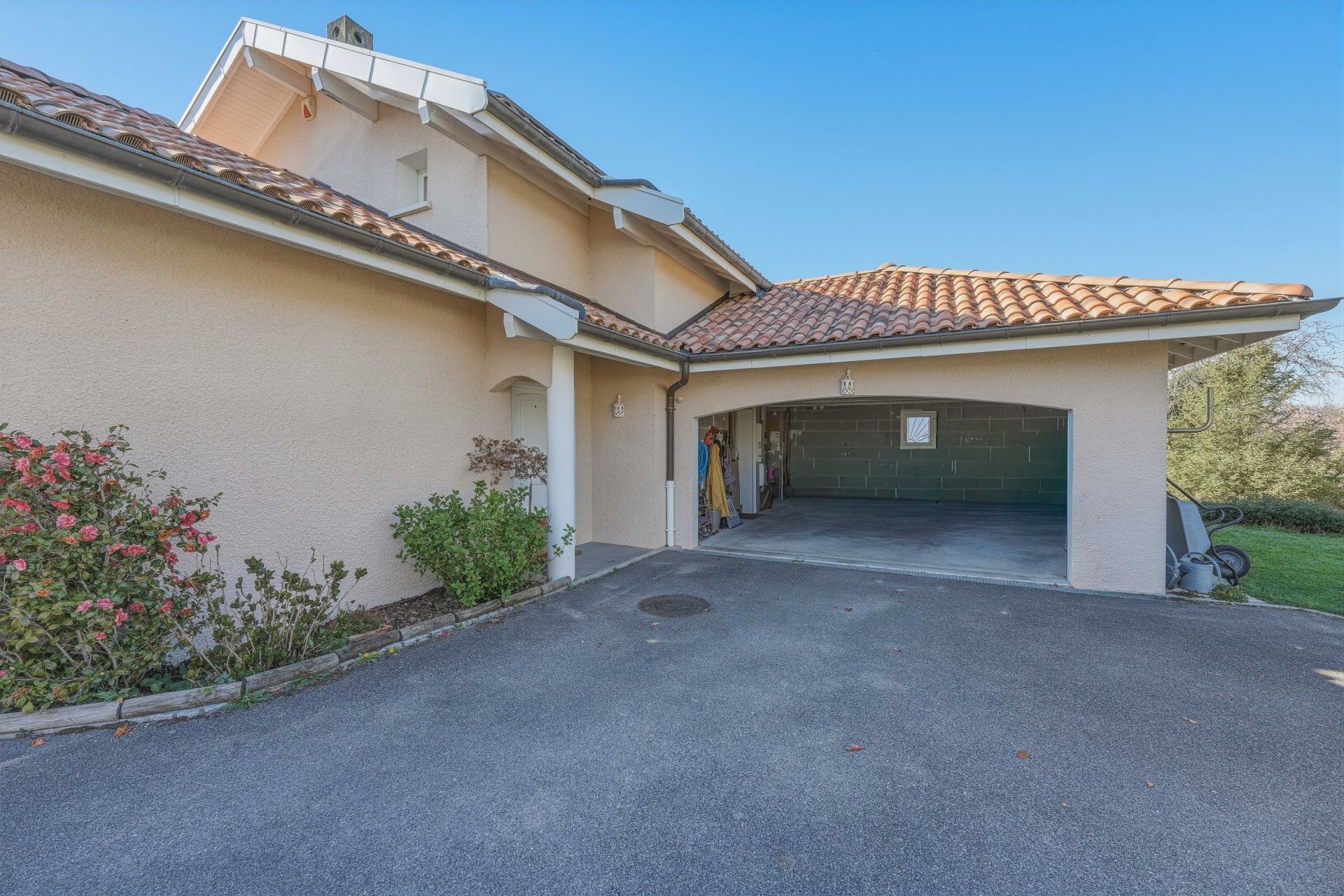 villa 8 Rooms for sale on CHENS SUR LEMAN (74140)