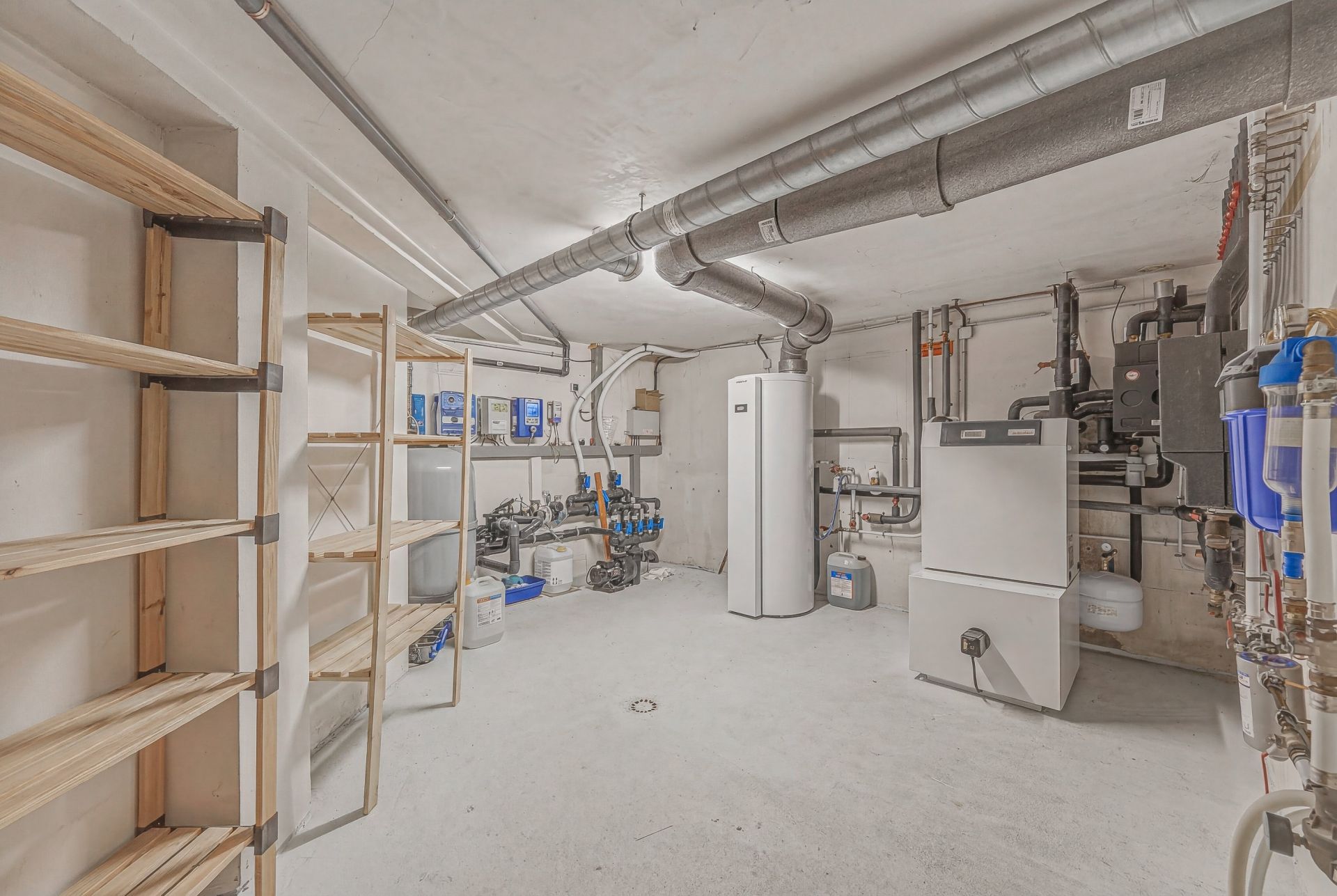 villa 8 Rooms for sale on CHENS SUR LEMAN (74140)