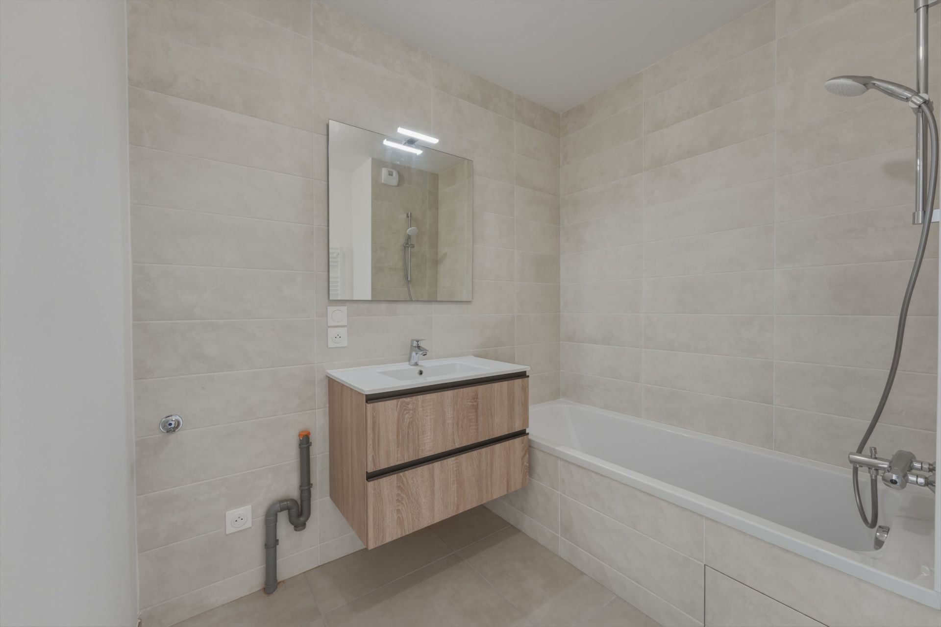 apartment 4 Rooms for sale on EVIAN LES BAINS (74500)