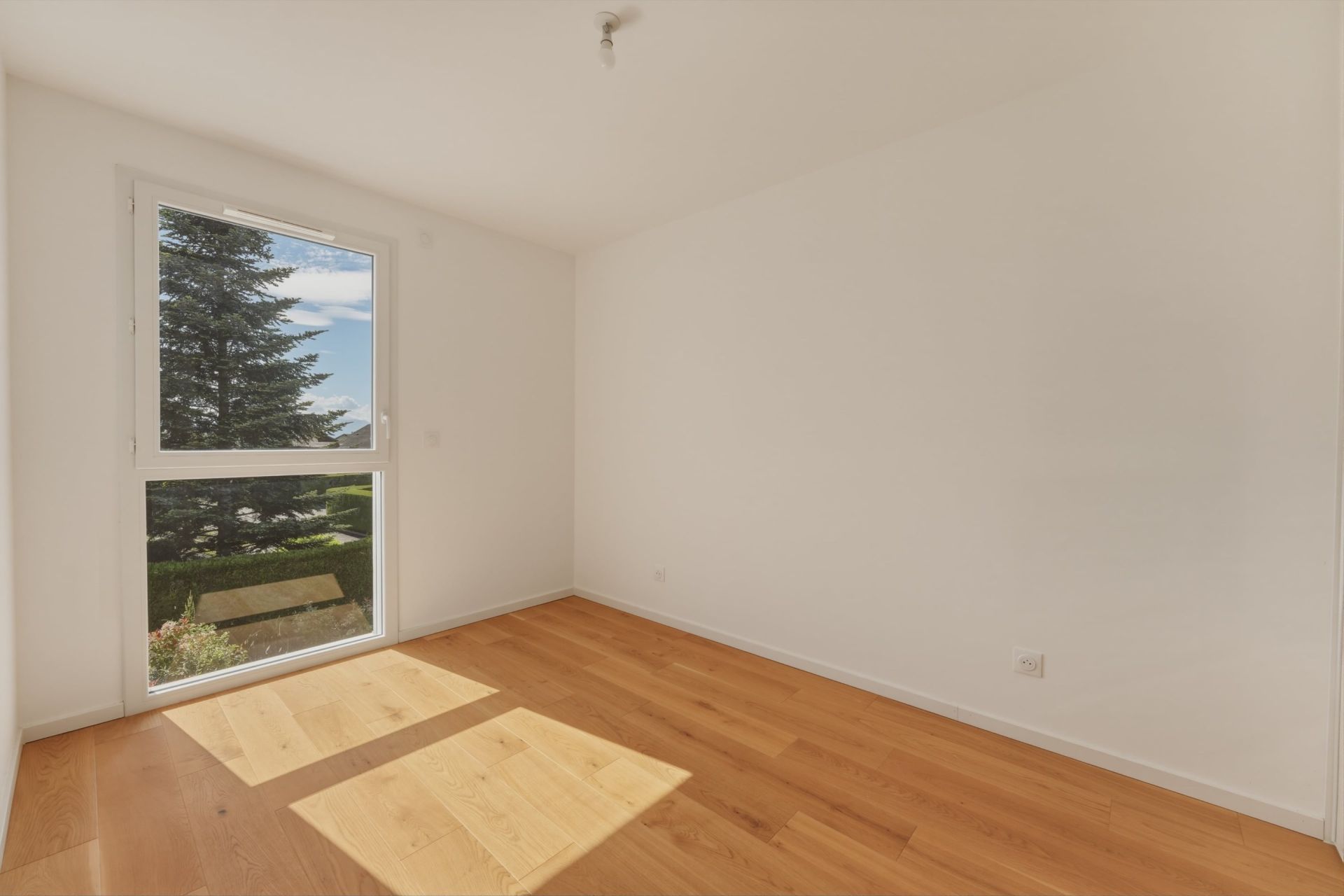 apartment 4 Rooms for sale on EVIAN LES BAINS (74500)