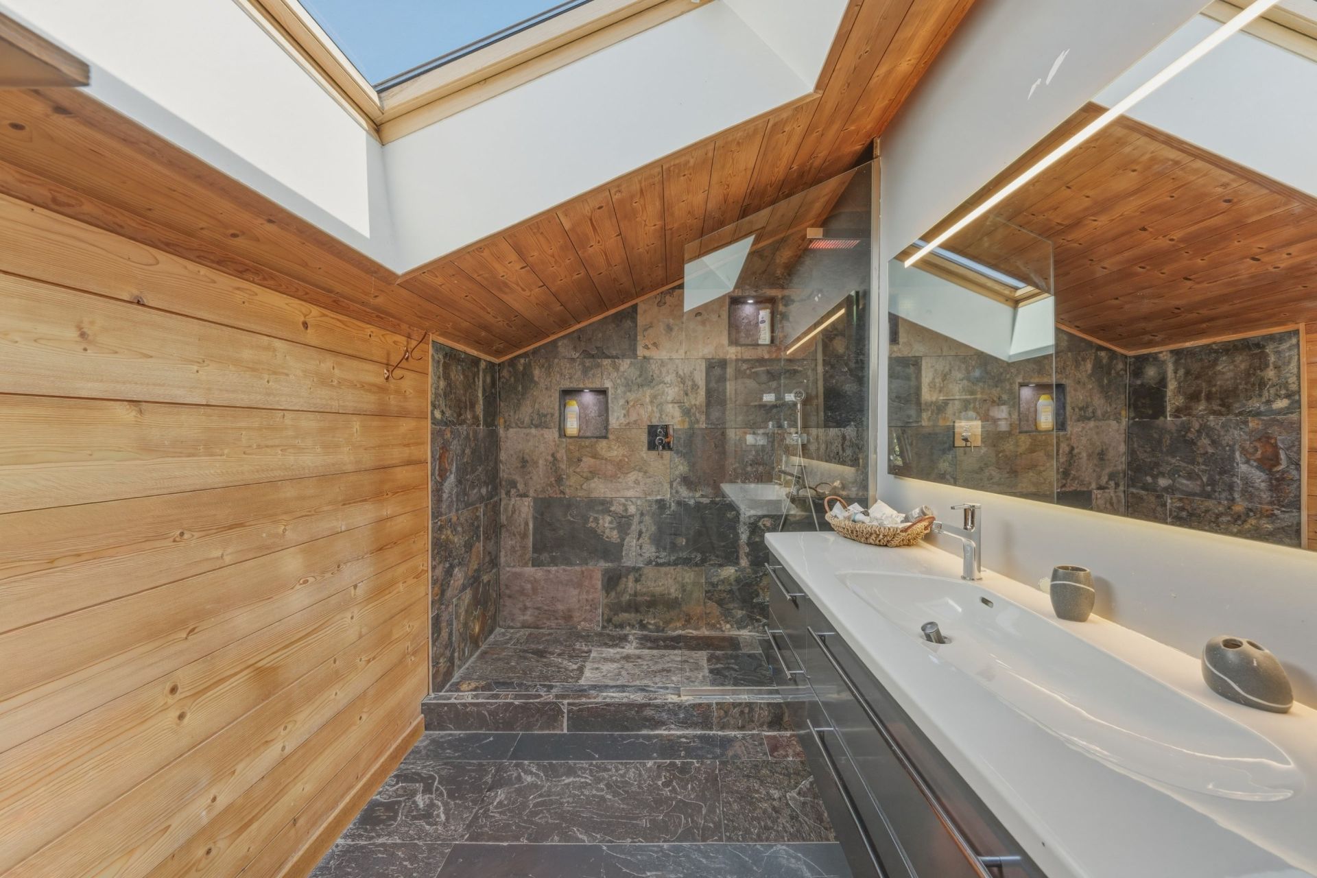 contemporary house 6 Rooms for sale on ST CERGUES (74140)