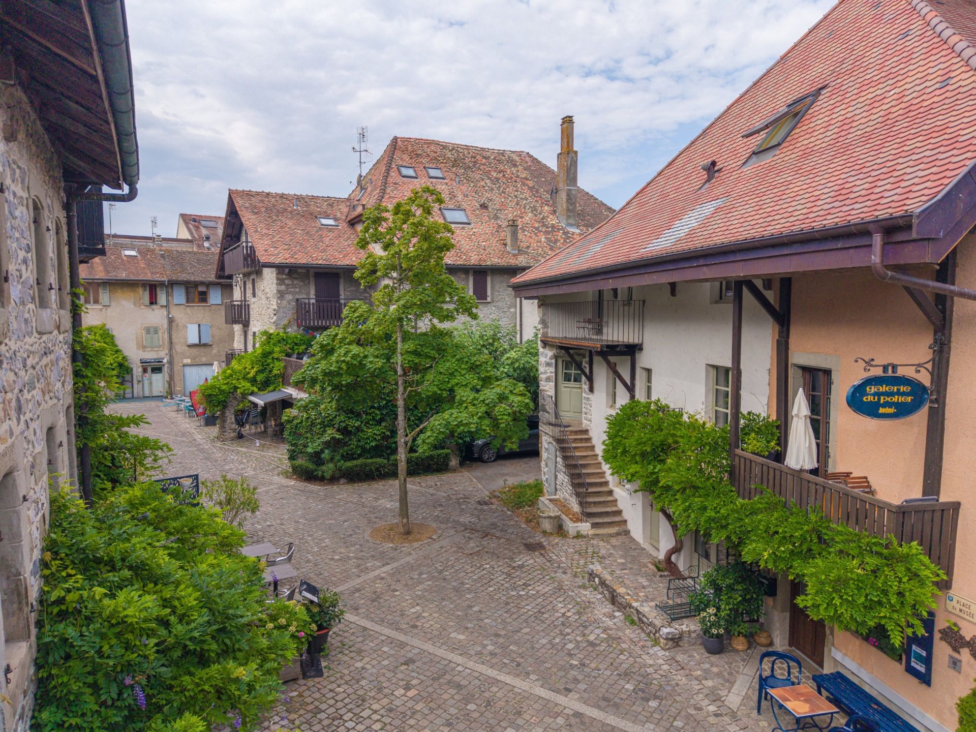  8 Rooms for sale on NERNIER (74140)