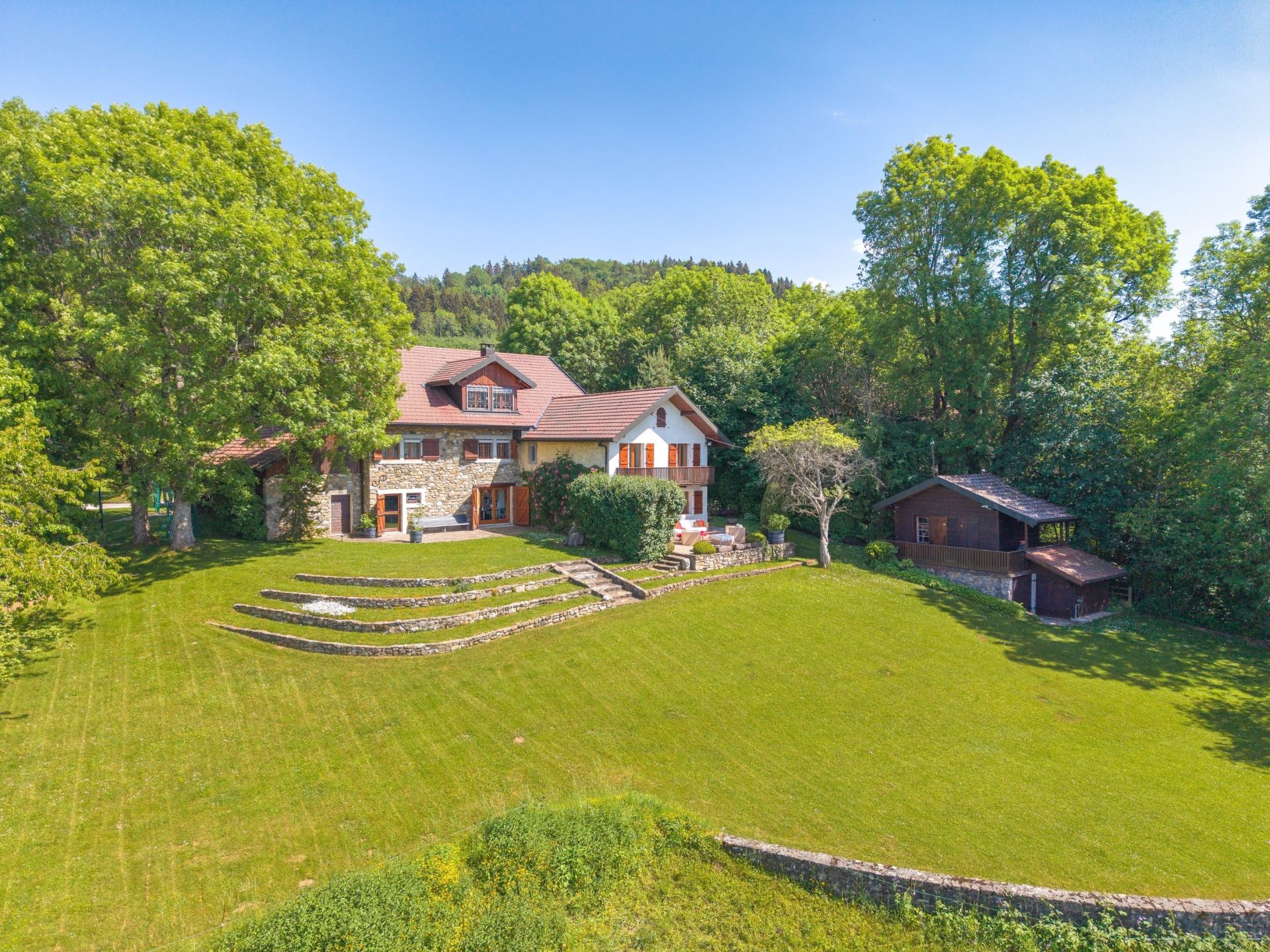house 9 Rooms for sale on CRANVES SALES (74380)