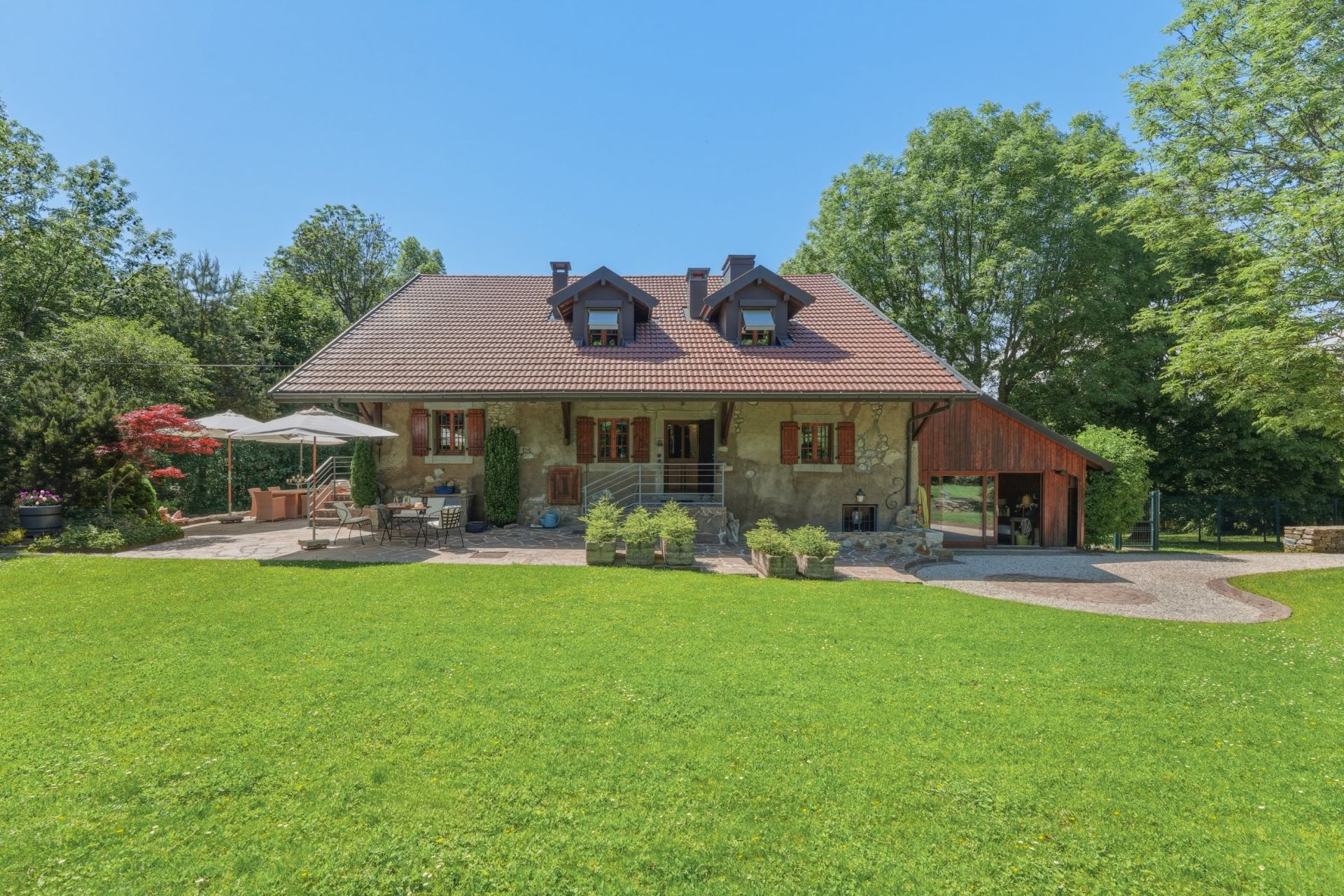 house 9 Rooms for sale on CRANVES SALES (74380)