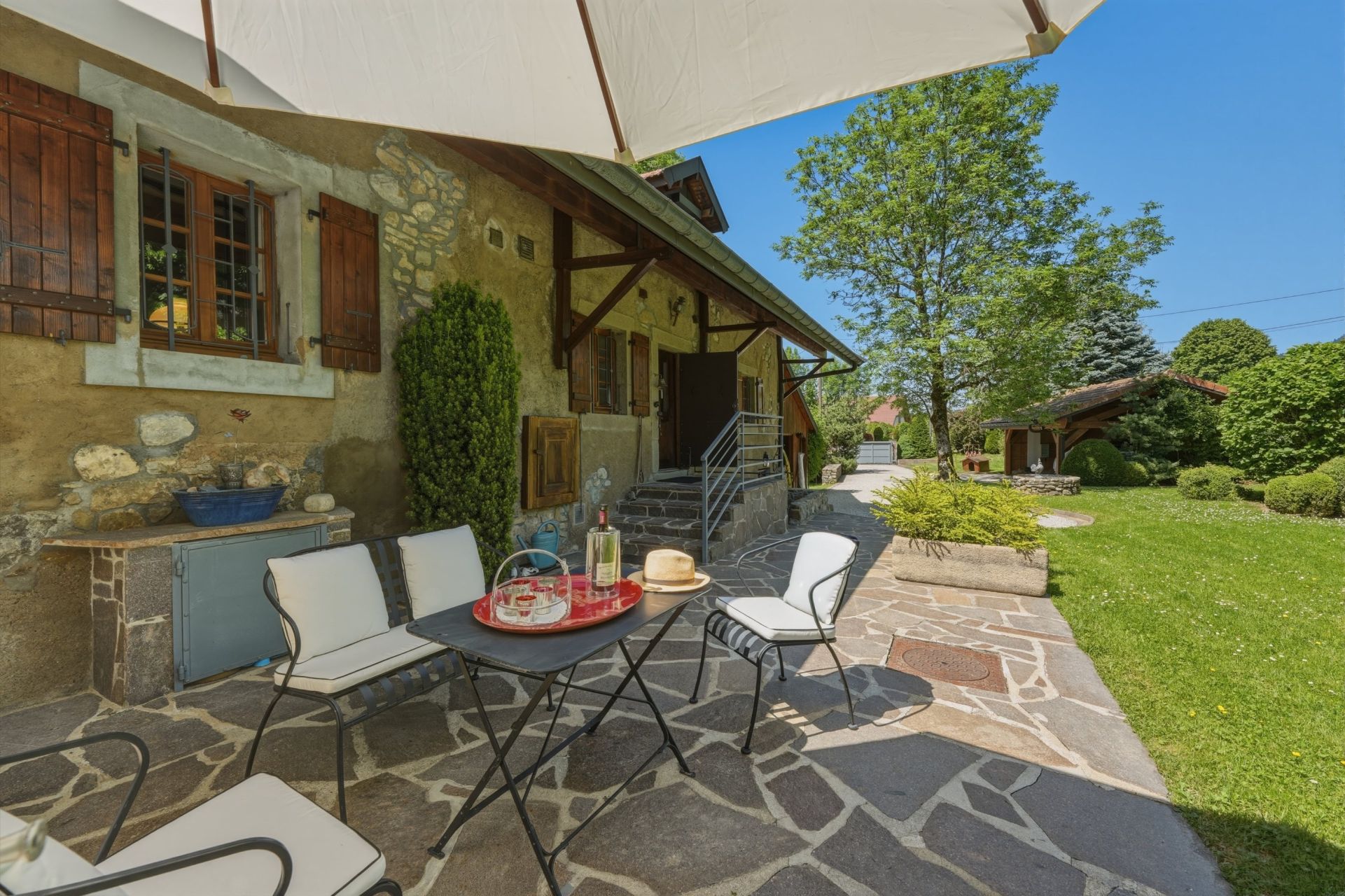 house 9 Rooms for sale on CRANVES SALES (74380)