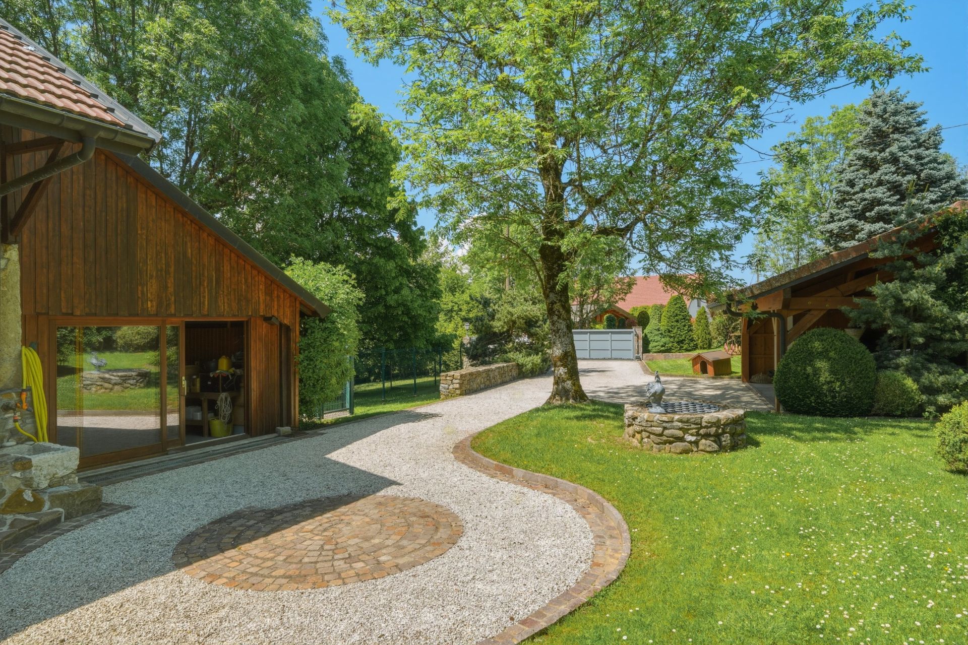 house 9 Rooms for sale on CRANVES SALES (74380)