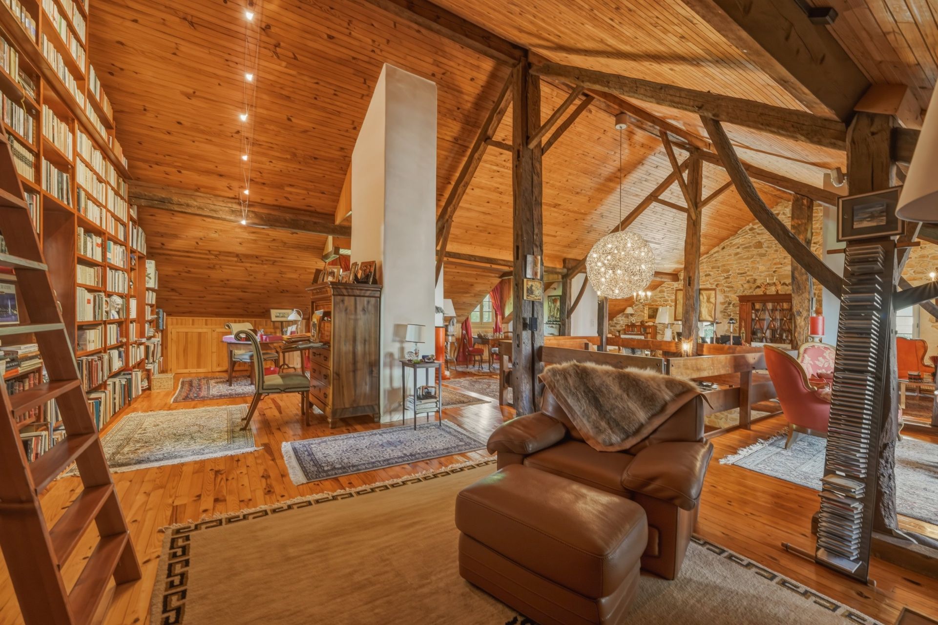 house 9 Rooms for sale on CRANVES SALES (74380)