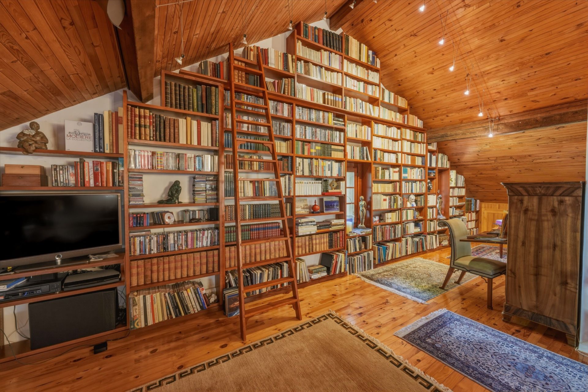 house 9 Rooms for sale on CRANVES SALES (74380)