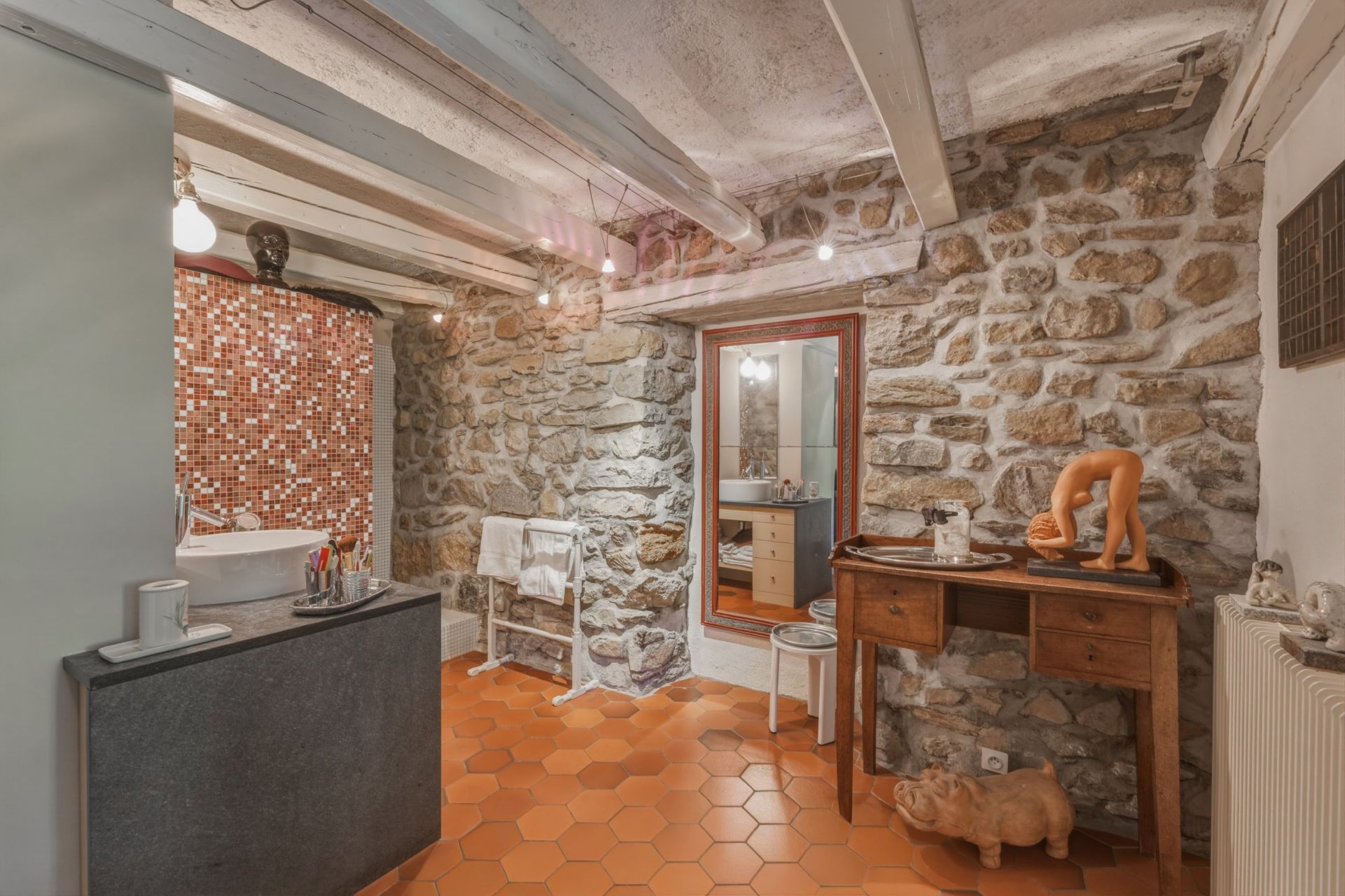 house 9 Rooms for sale on CRANVES SALES (74380)