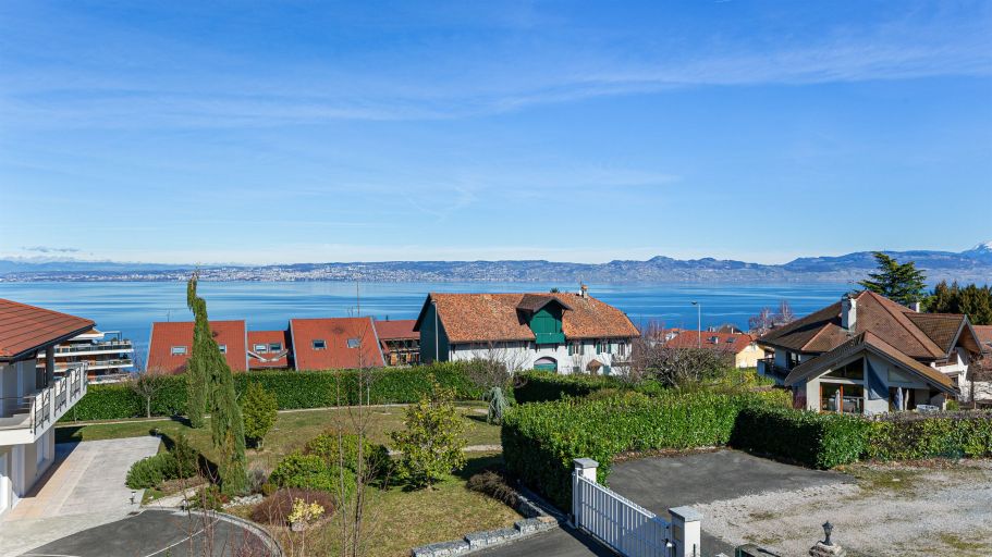 house 6 Rooms for sale on NEUVECELLE (74500)