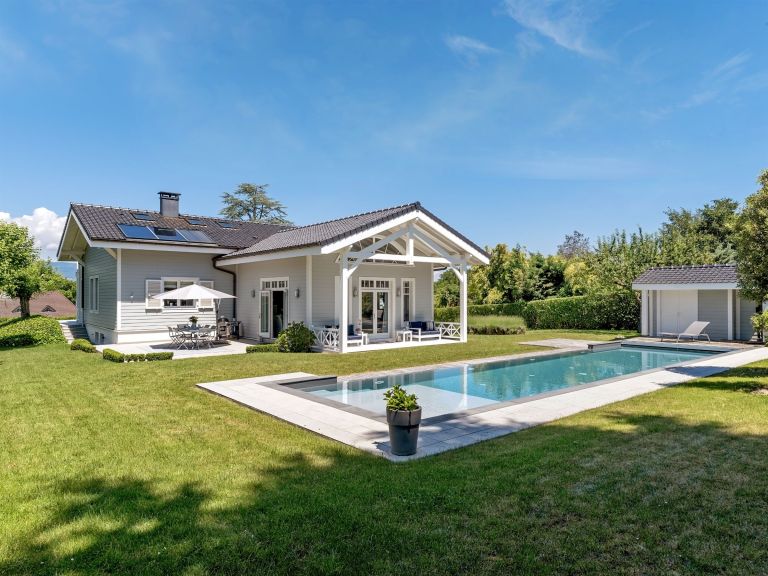villa 8 Rooms for sale on NERNIER (74140)
