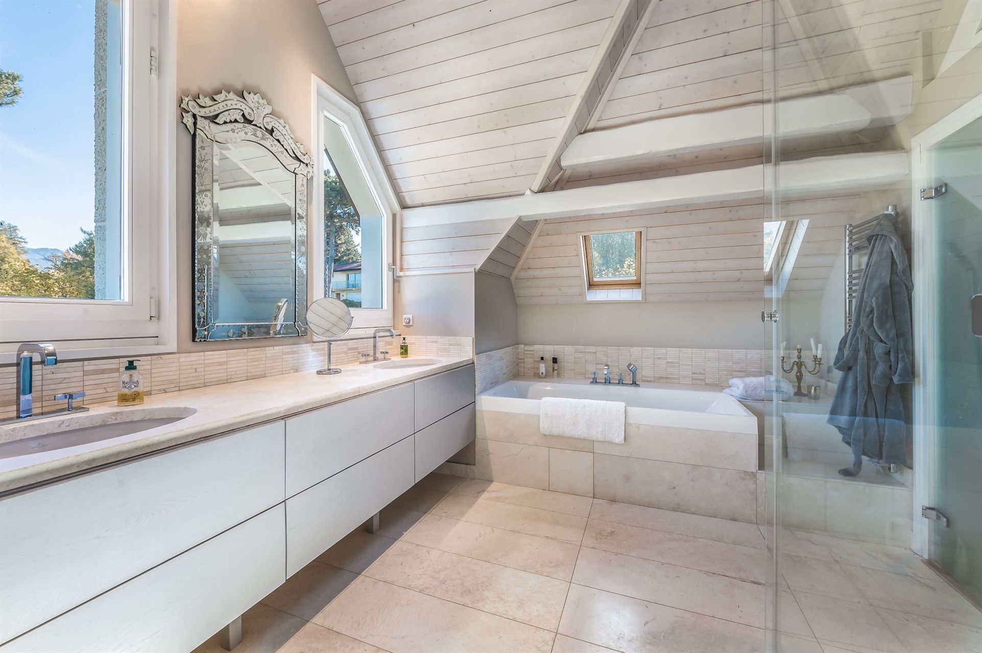house 6 Rooms for sale on EVIAN LES BAINS (74500)