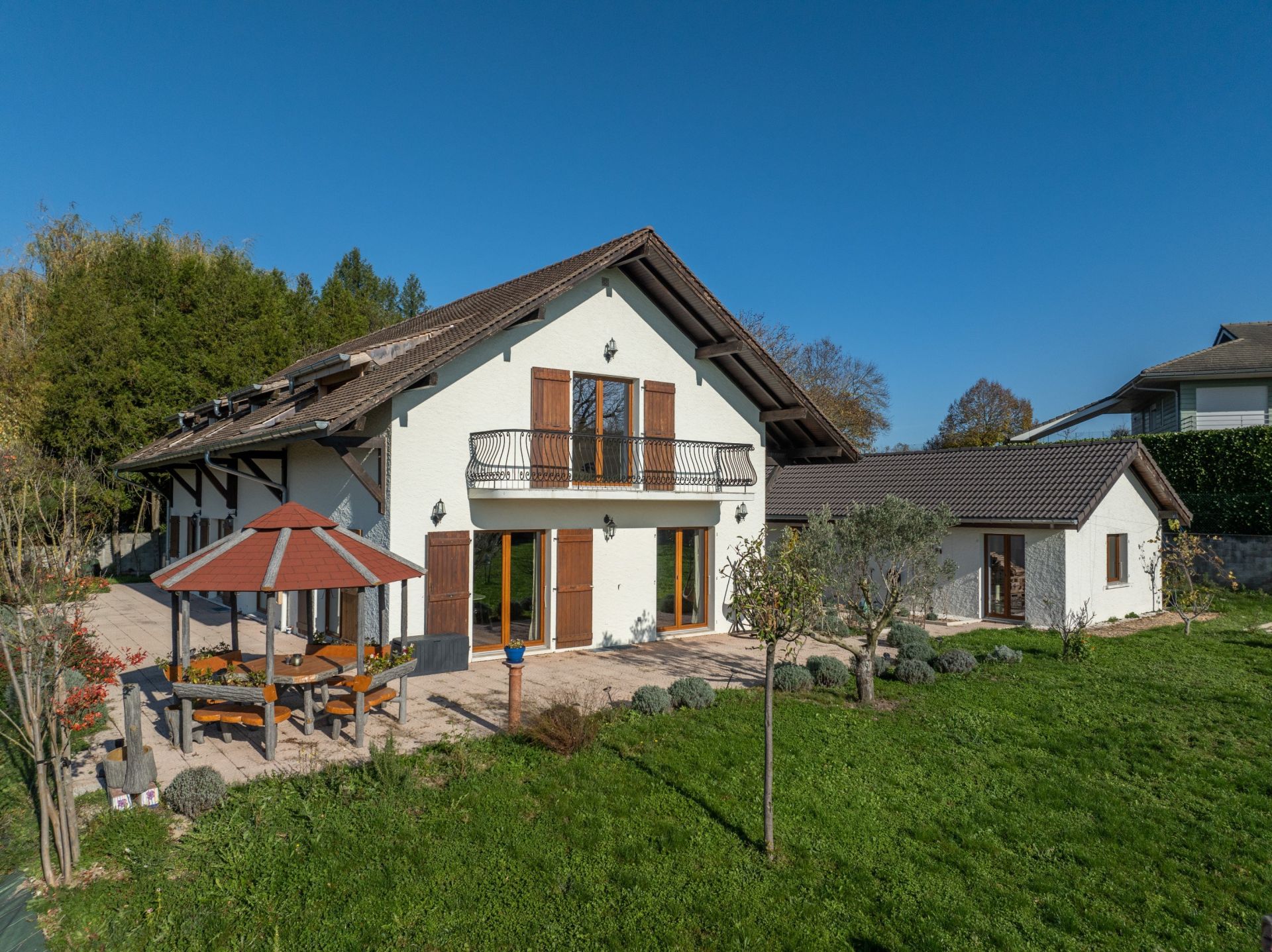 house 9 Rooms for sale on CHENS SUR LEMAN (74140)