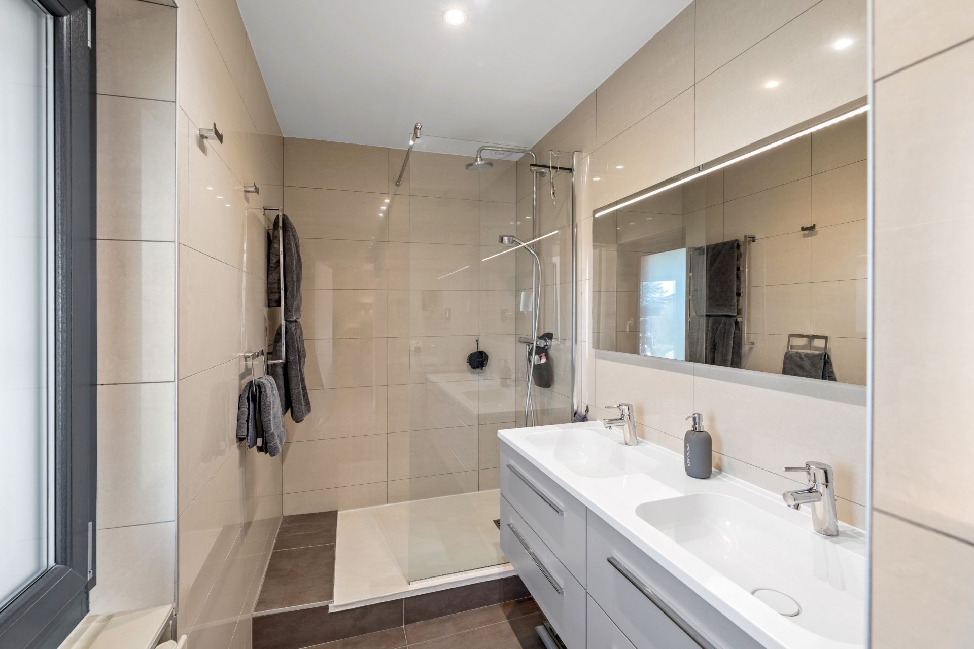 house 6 Rooms for sale on VETRAZ MONTHOUX (74100)