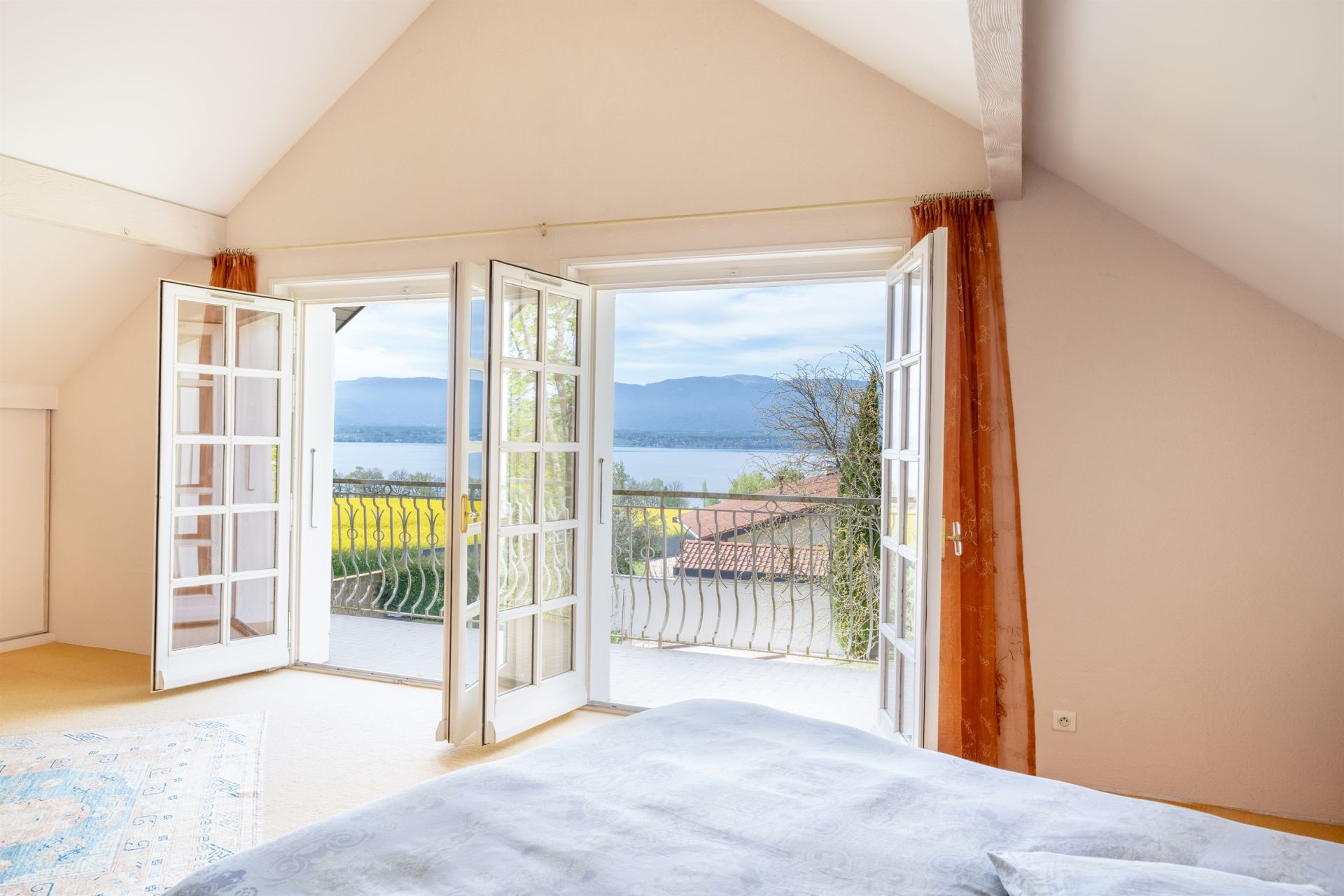 house 8 Rooms for sale on CHENS SUR LEMAN (74140)