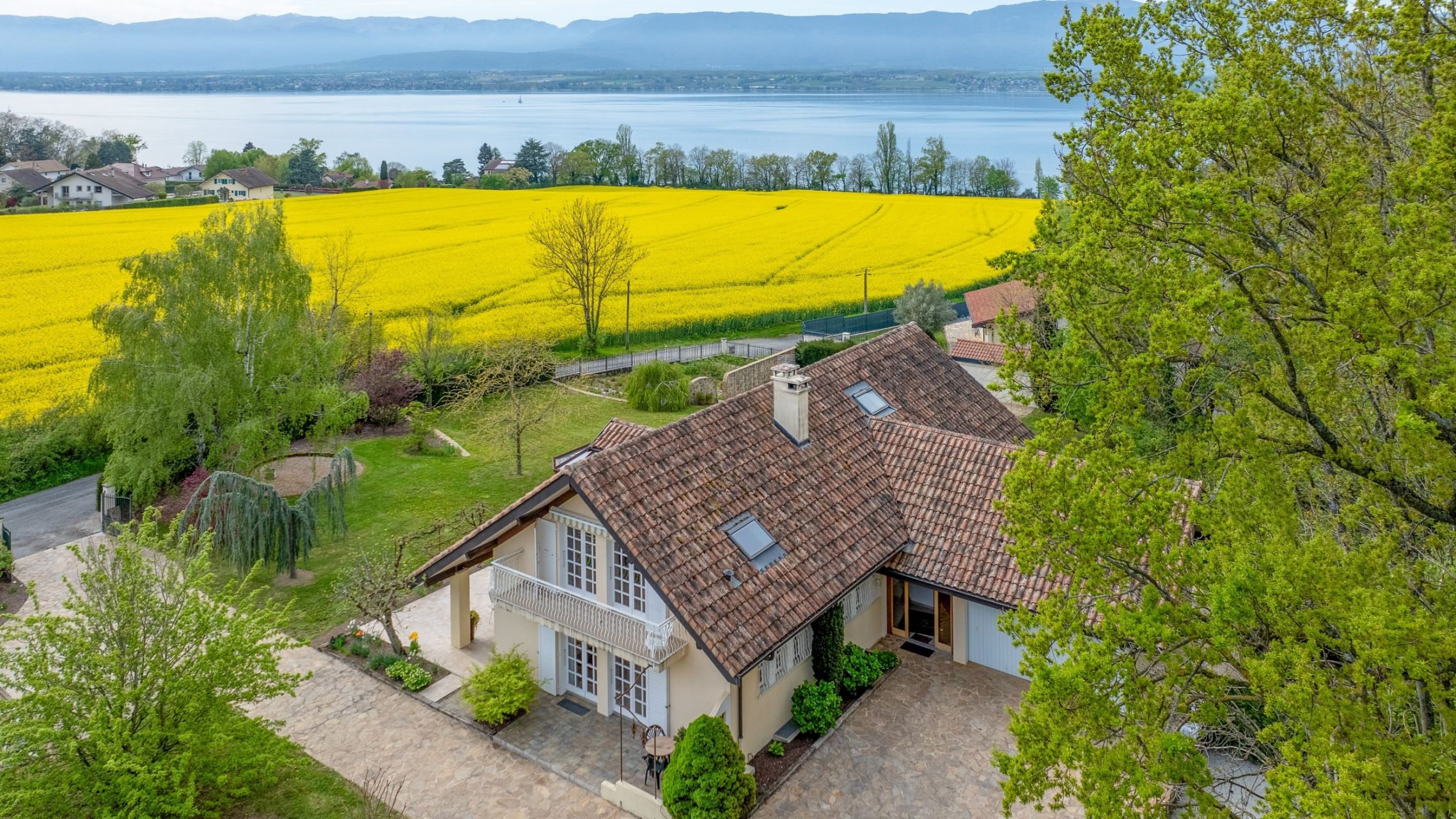 house 8 Rooms for sale on CHENS SUR LEMAN (74140)