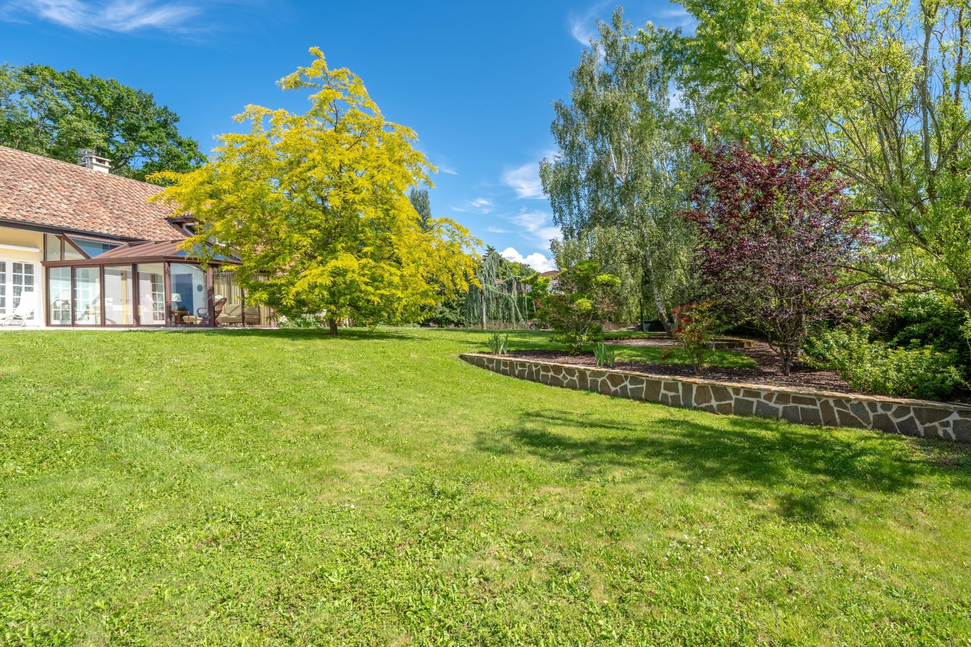 house 8 Rooms for sale on CHENS SUR LEMAN (74140)