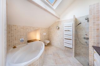 house 8 Rooms for sale on CHENS SUR LEMAN (74140)