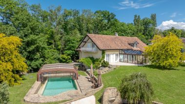 house 8 Rooms for sale on CHENS SUR LEMAN (74140)