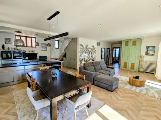 apartment 9 Rooms for sale on EVIAN LES BAINS (74500)