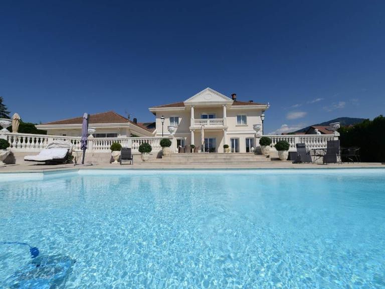 Exceptional villa close to Geneva 